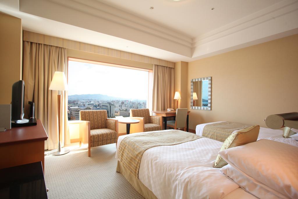 Standard Twin Room (11F-19F) - Non-Smoking