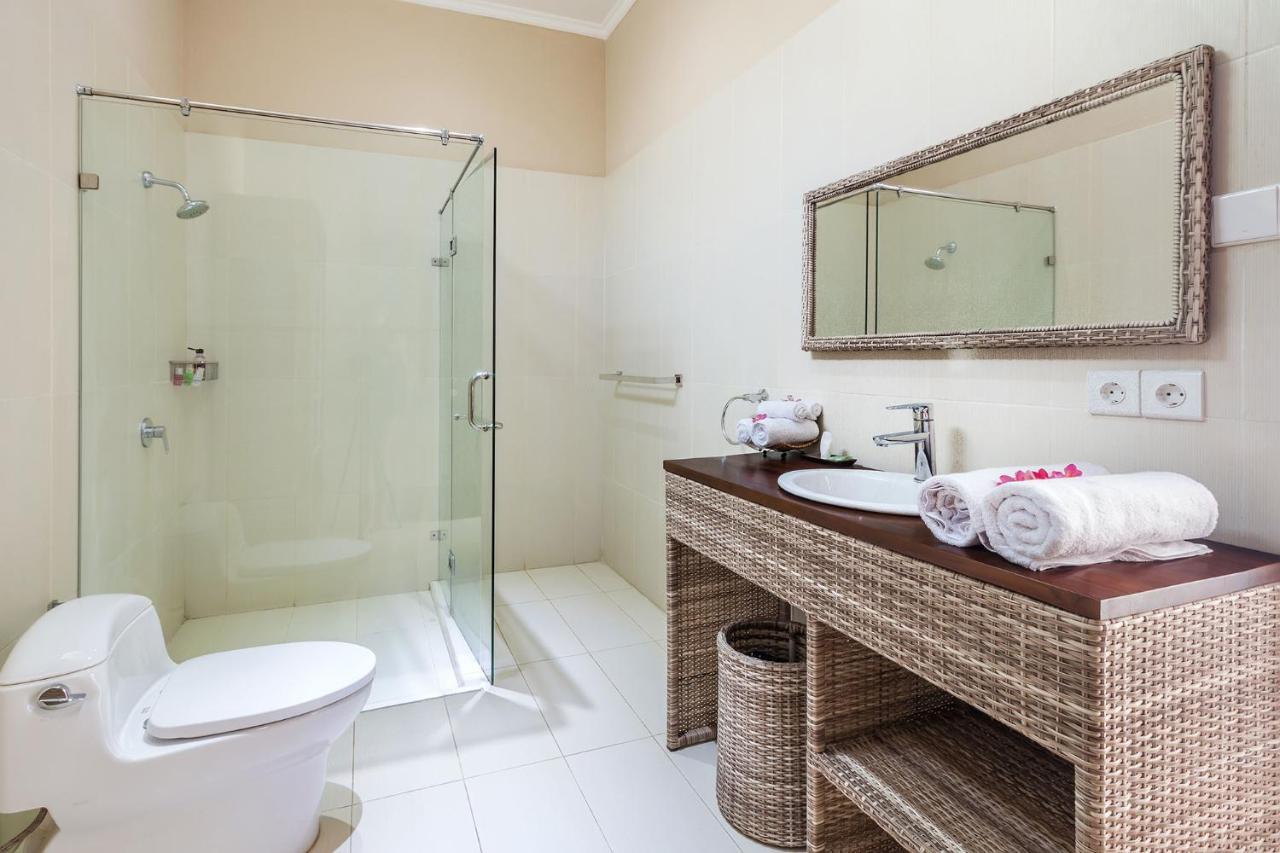 Chambre Lit Queen-Size de Luxe avec Accès à la Piscine