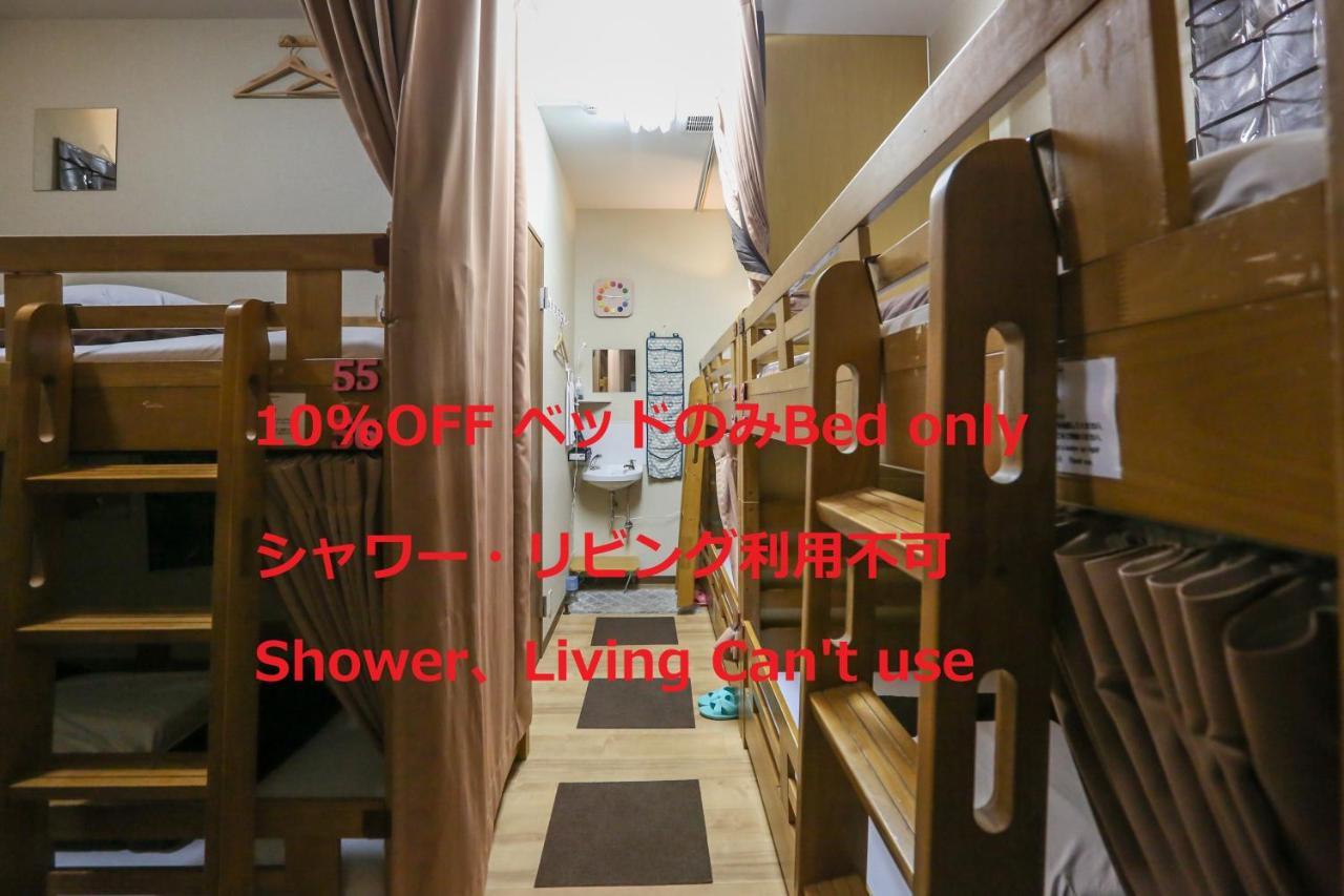 3 camas en habitación compartida mixta (10-12 adultos)