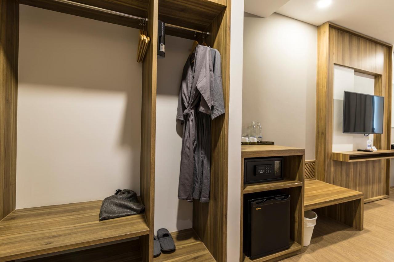 Zweibettzimmer mit Poolblick