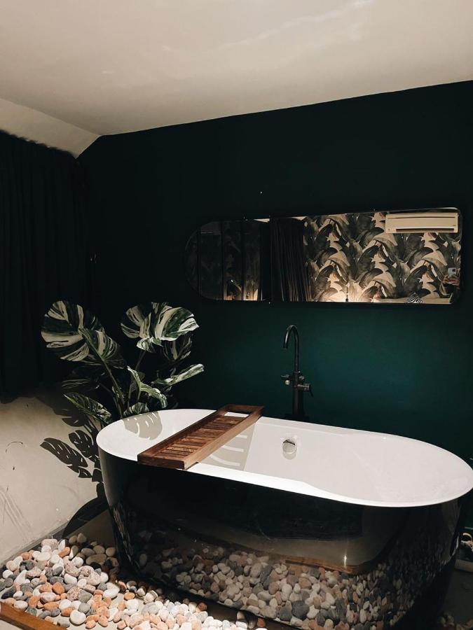 Very Suite bathtub,1206015826:JPEG