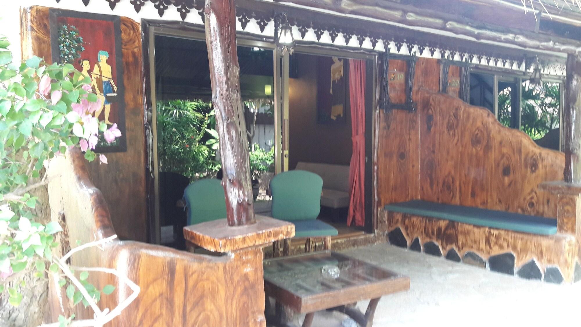 Deluxe Room (2 Adults + 1 Child)