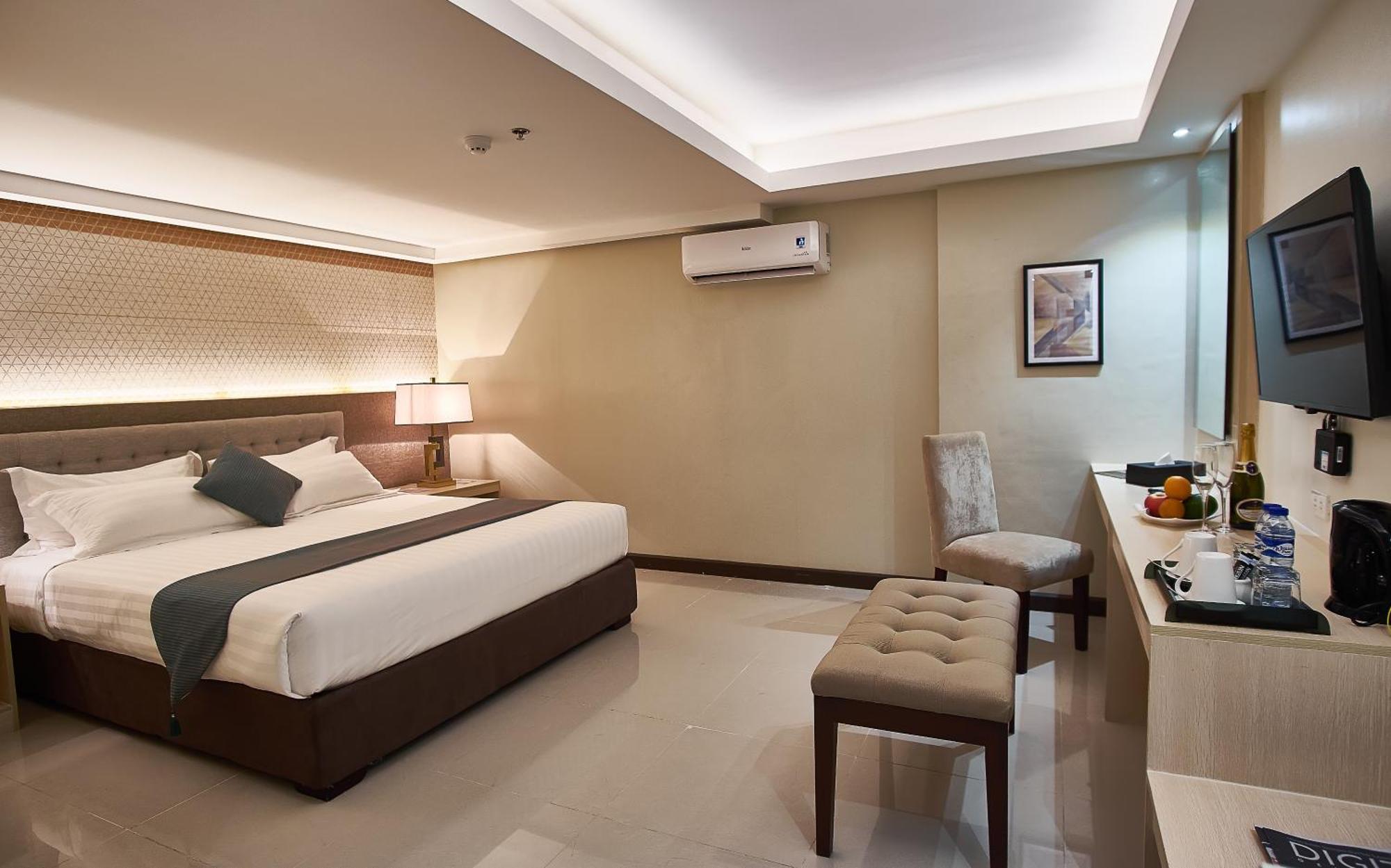 Deluxe Double Room (2 Adults + 1 Child),1457405527:JPEG