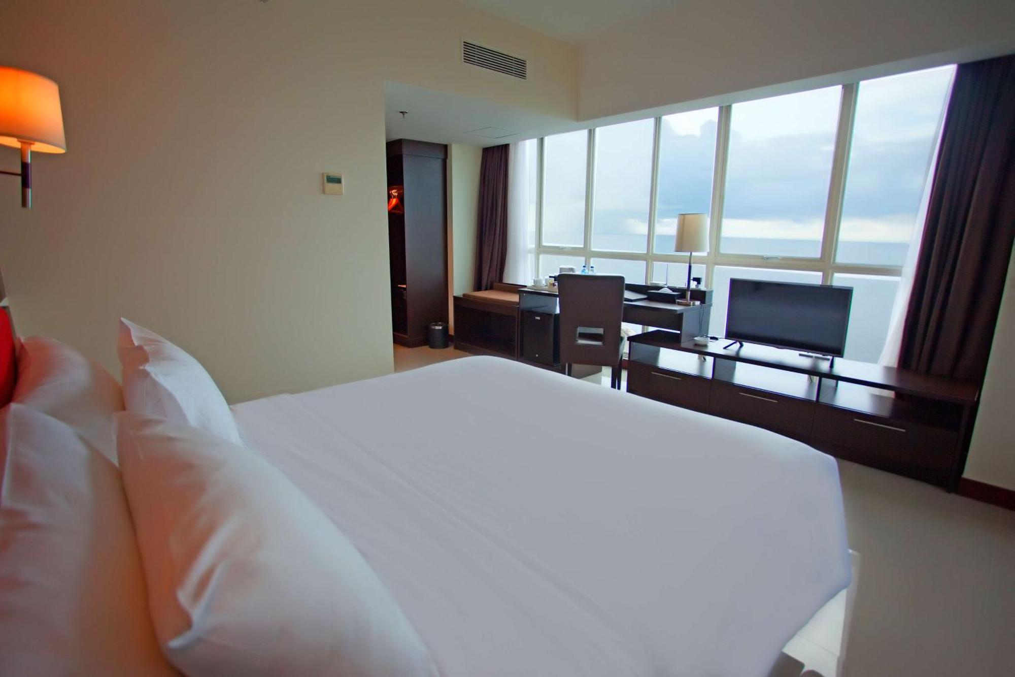 Deluxe Queen Room with Sea View - Smoking