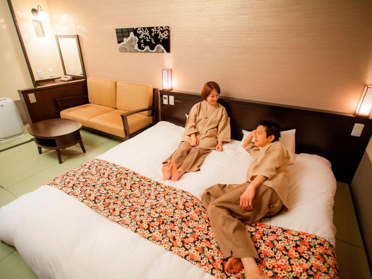 Deluxe Double Room Shower,1377136634:JPEG