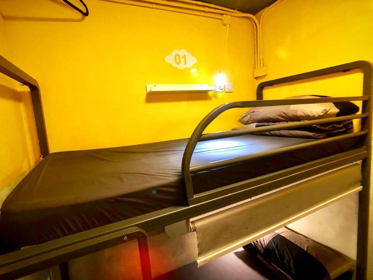 Tweepersoonskamer met 2 Aparte Bedden en Gedeelde Badkamer