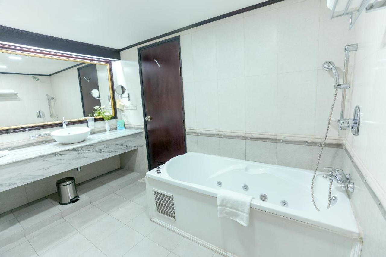 Crown Suite,1305414814:JPEG