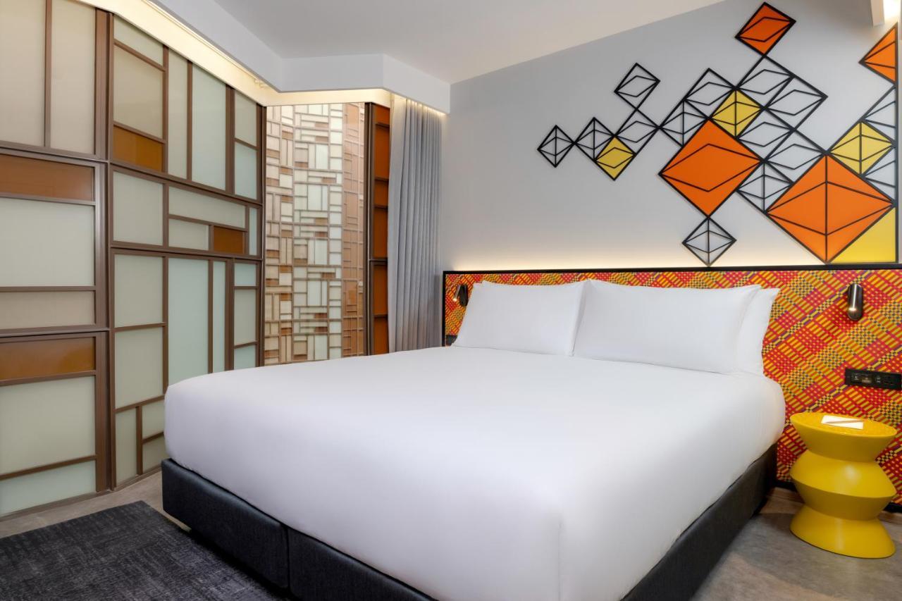 Habitación Superior con cama extragrande y vistas al atrio