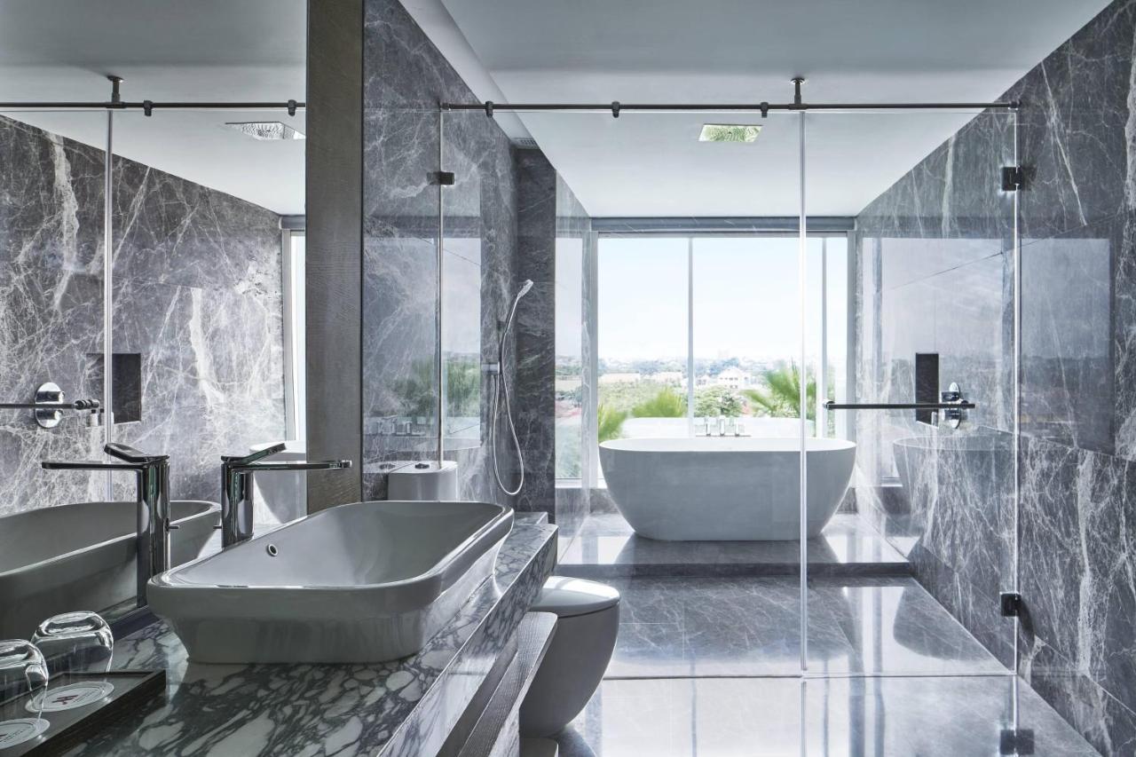One-Bedroom Junior King Suite - M Club Lounge Access