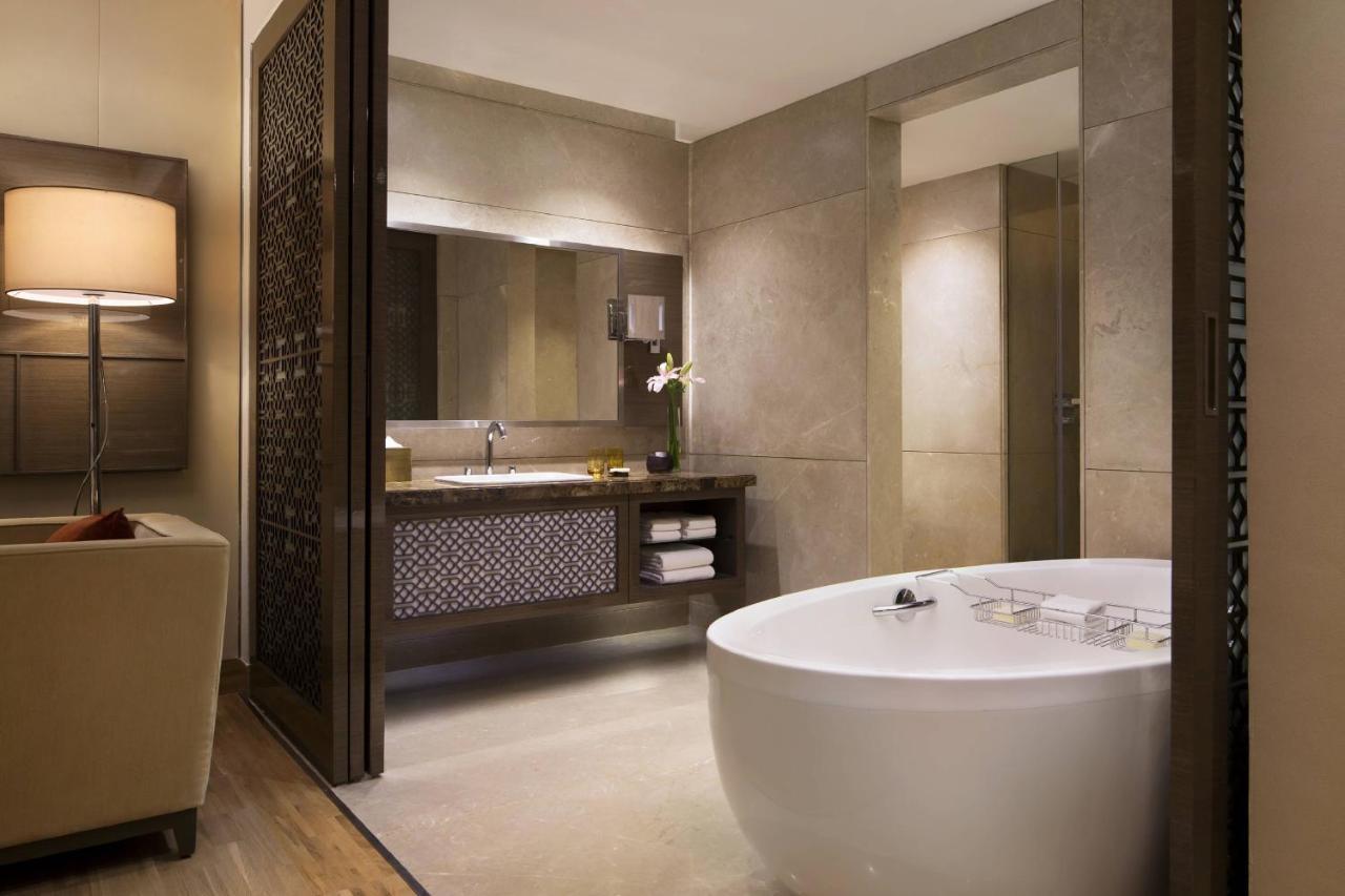 1 Bedroom Suite, Executive Lounge Access, 1 King, Balcony,1413375551:JPEG