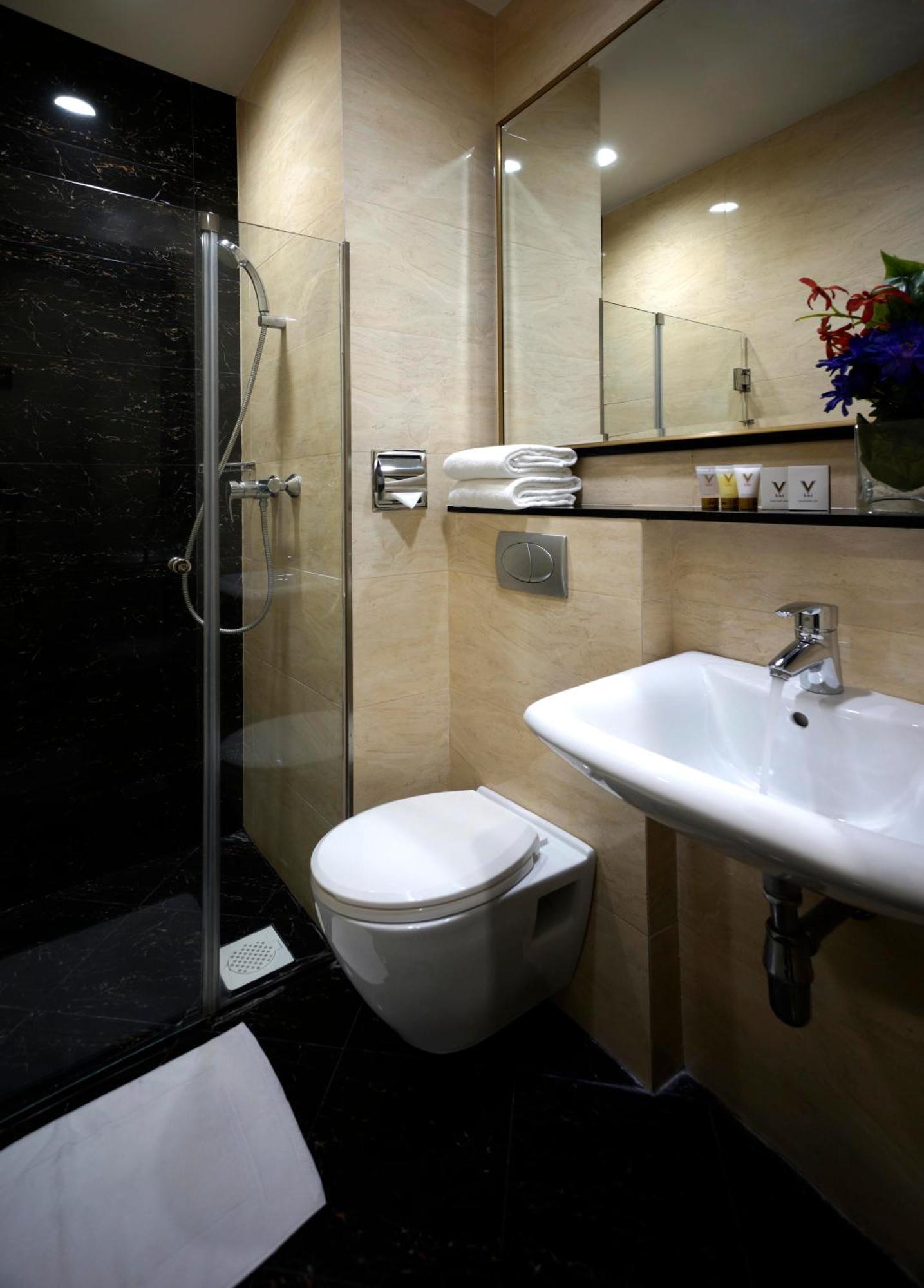 Quarto com 2 Camas de Solteiro e Vista da Cidade