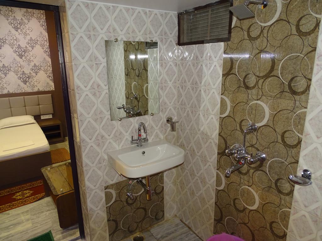 Royal View Room (Includes Ganga Aarti and Darshan assistance to Kashi Vishwanath Temple),148594450:JPEG