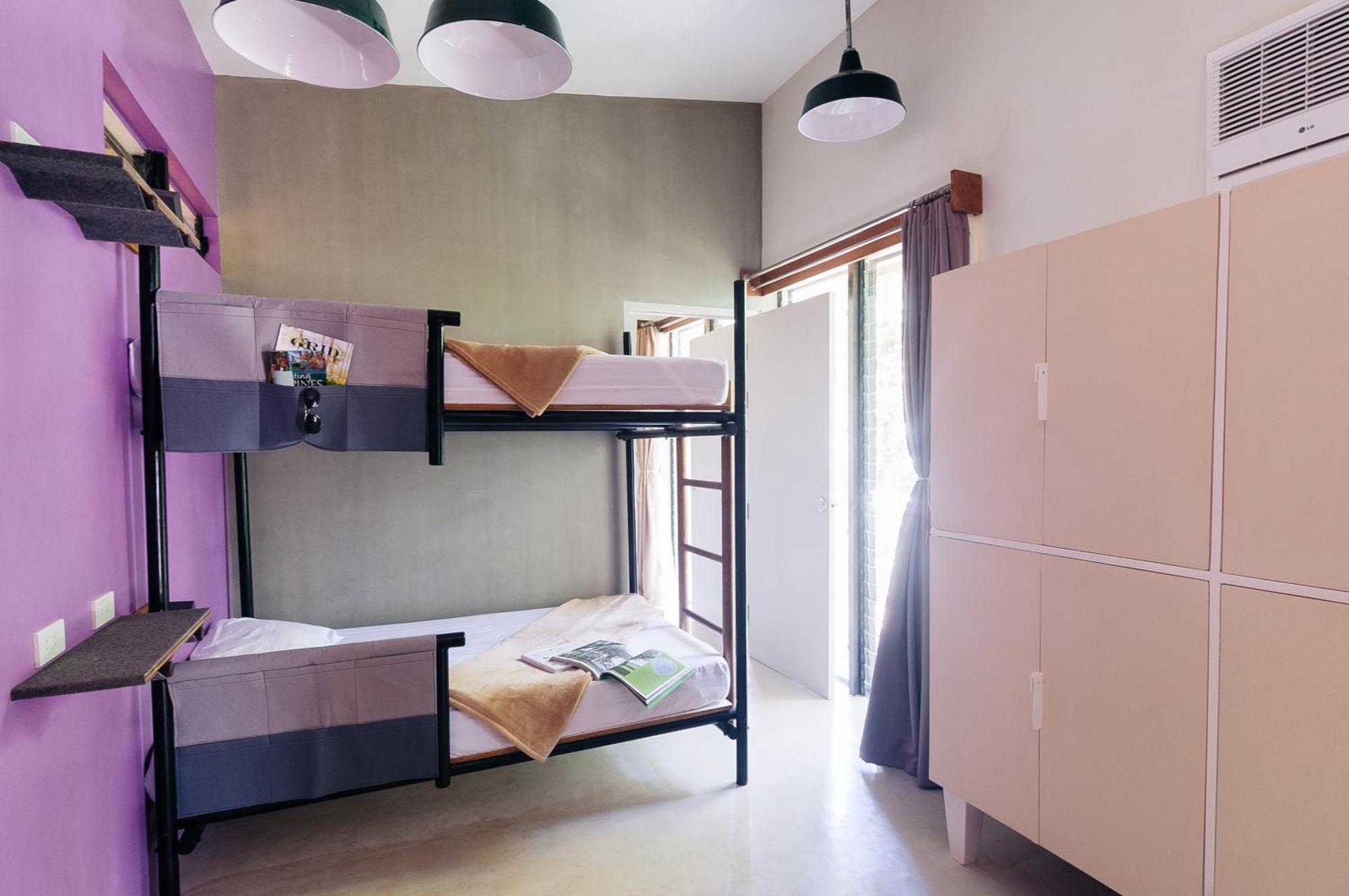 Cama en habitación femenina compartida de 4 camas