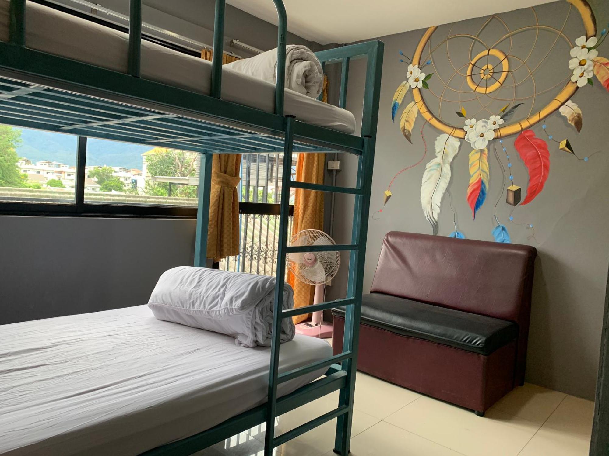 Cama en habitación compartida con 4 camas