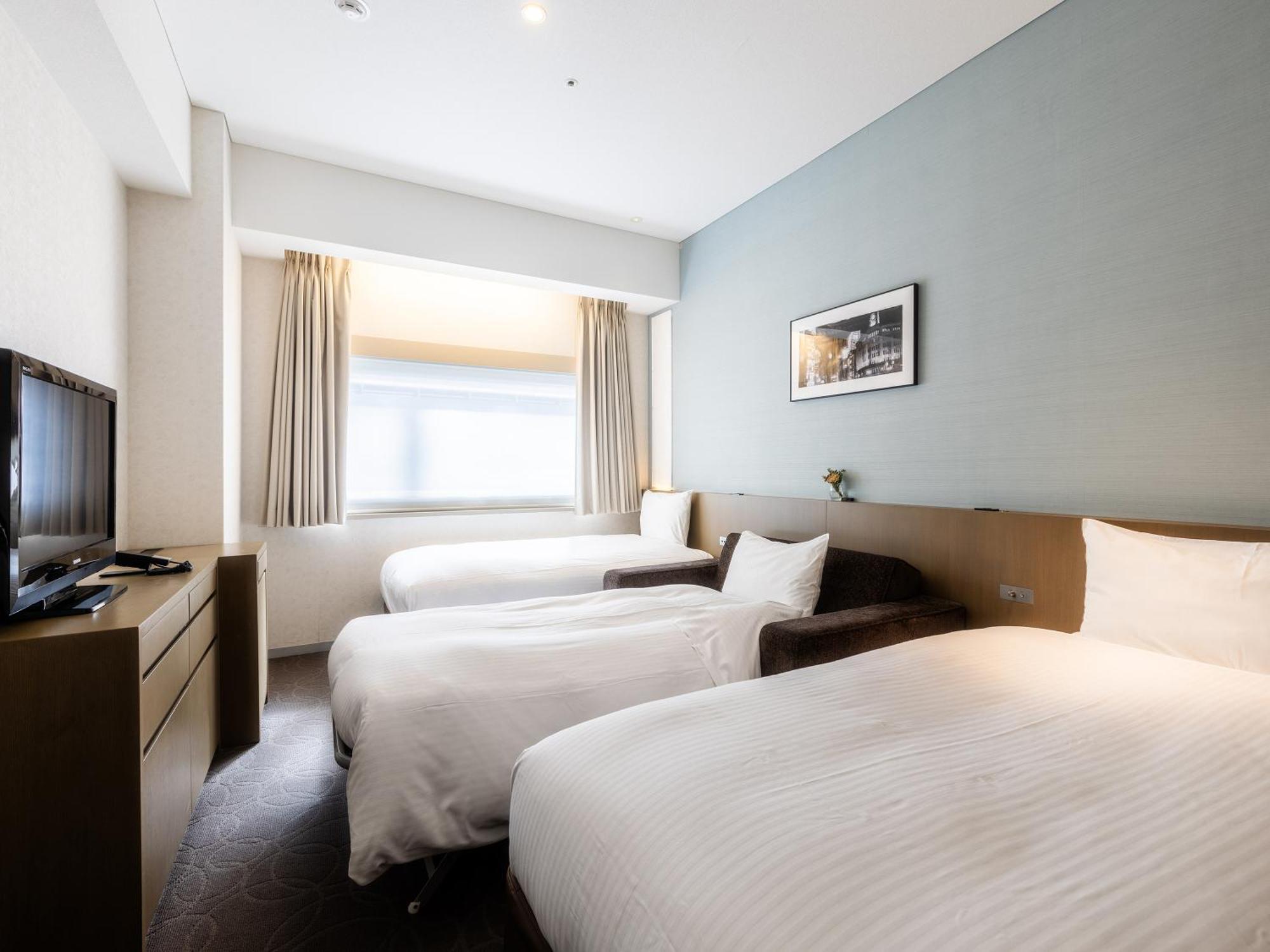 Quarto com 2 Camas de Solteiro e Cama Extra - Não-Fumante