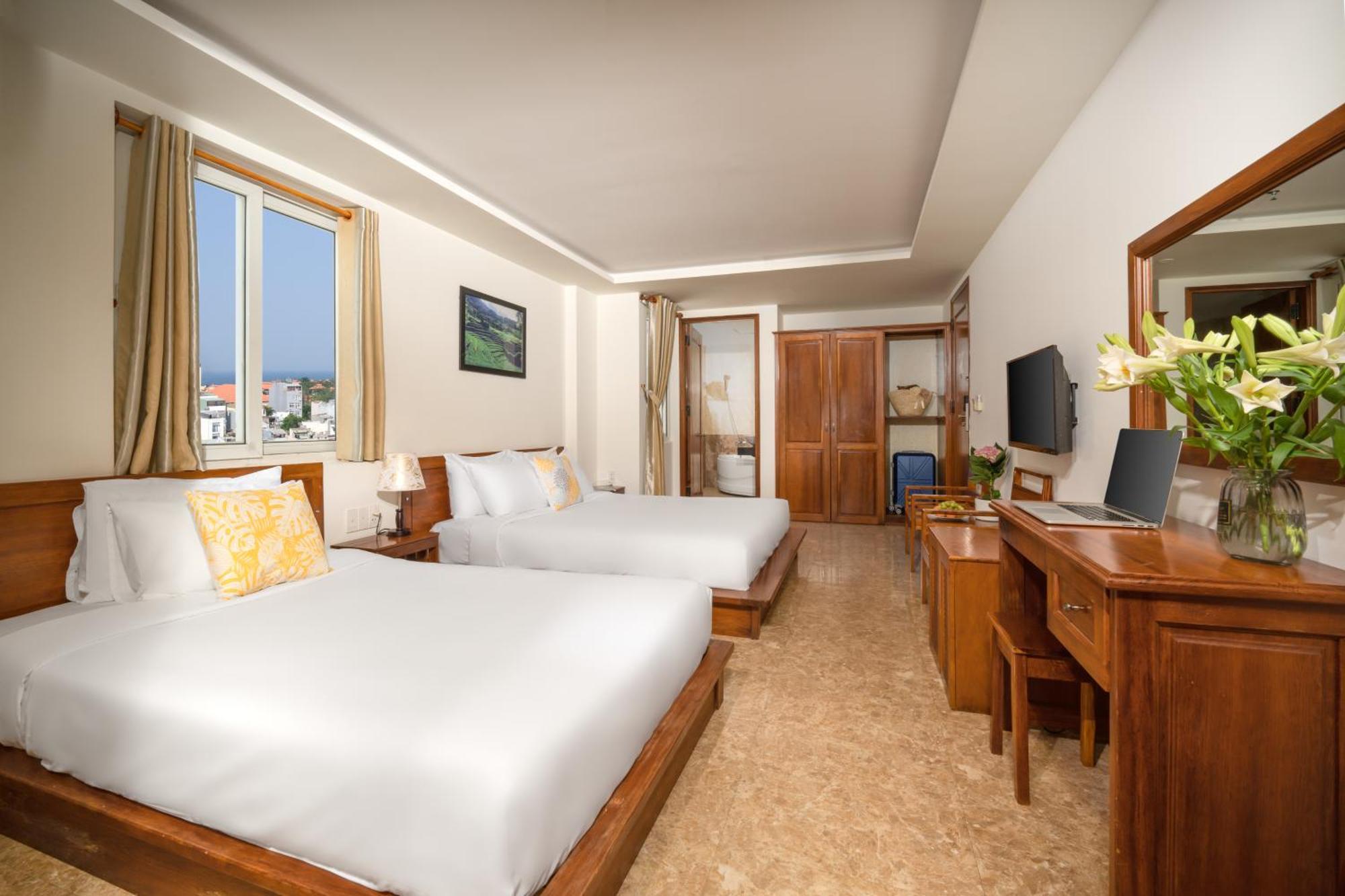 Deluxe Triple Room with City View,1537176817:JPEG