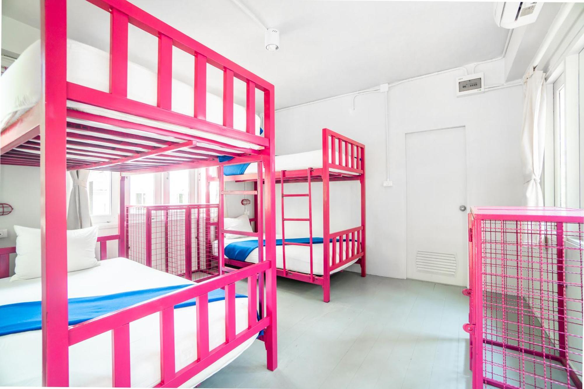 Posto Letto in Dormitorio Femminile con 6 Letti