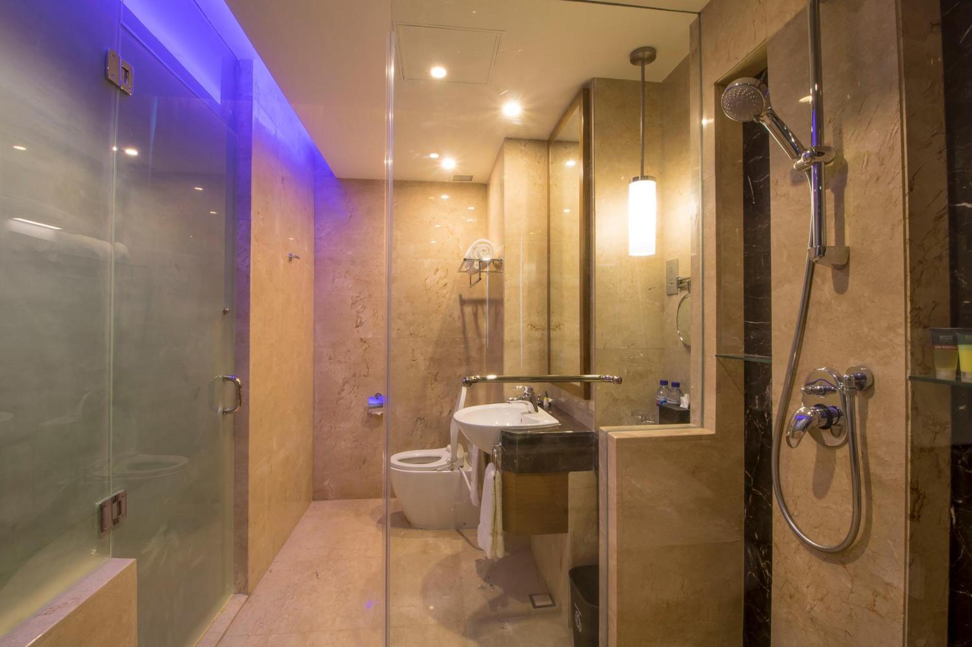 Deluxe King Room with Partial Sea View