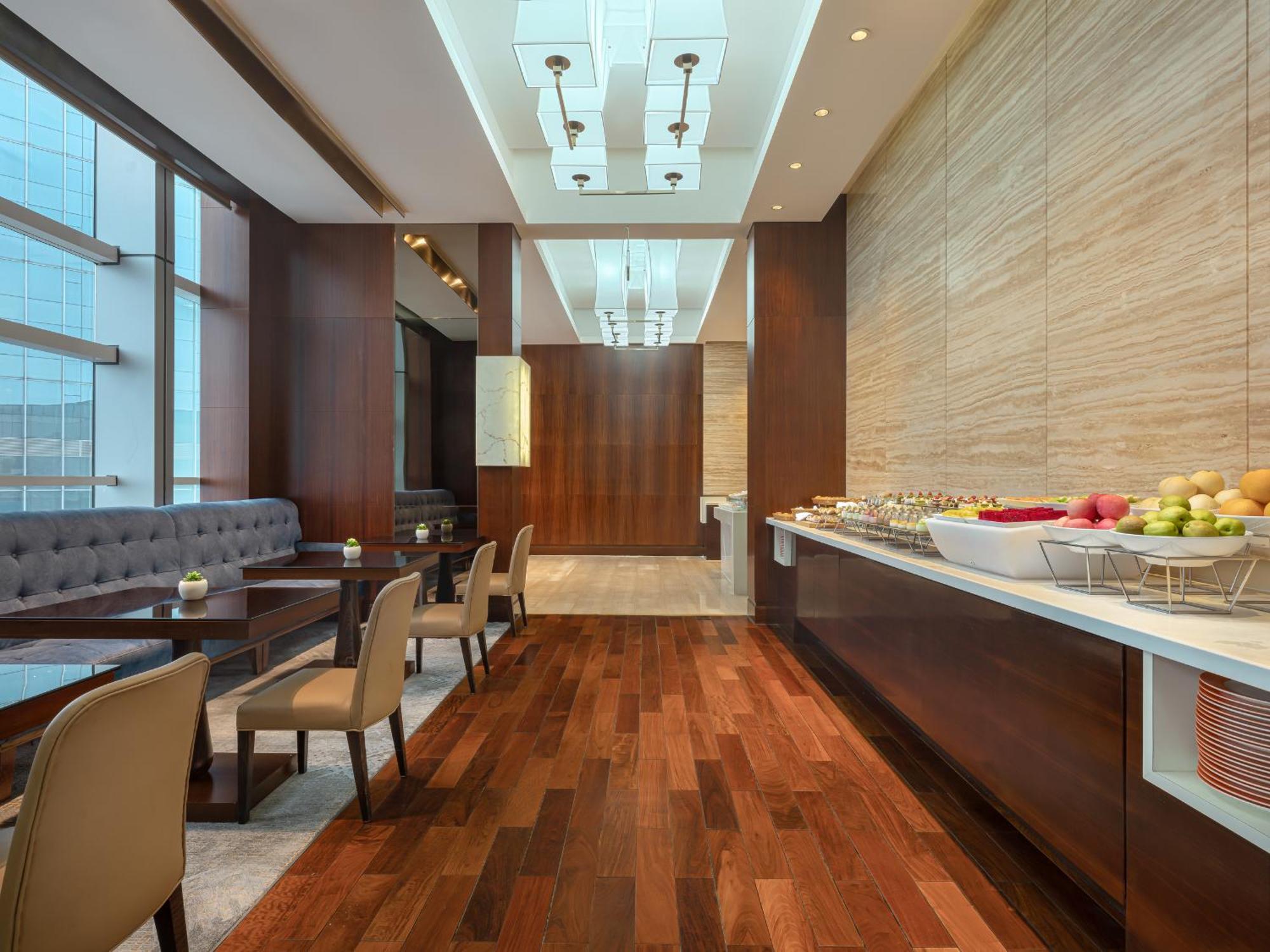 Club Deluxe, Club lounge access, Guest room, 1 King,1565155900:JPEG