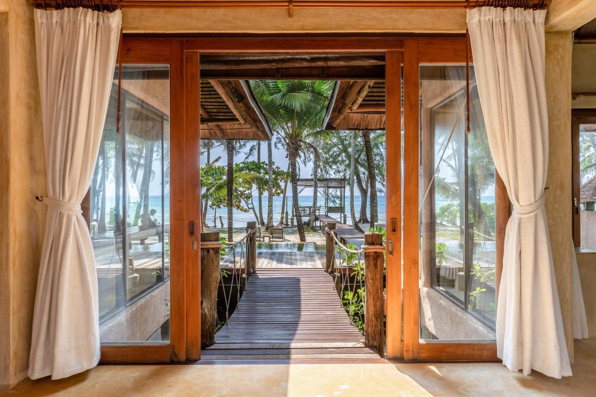 Beachfront Suite Pool Villa