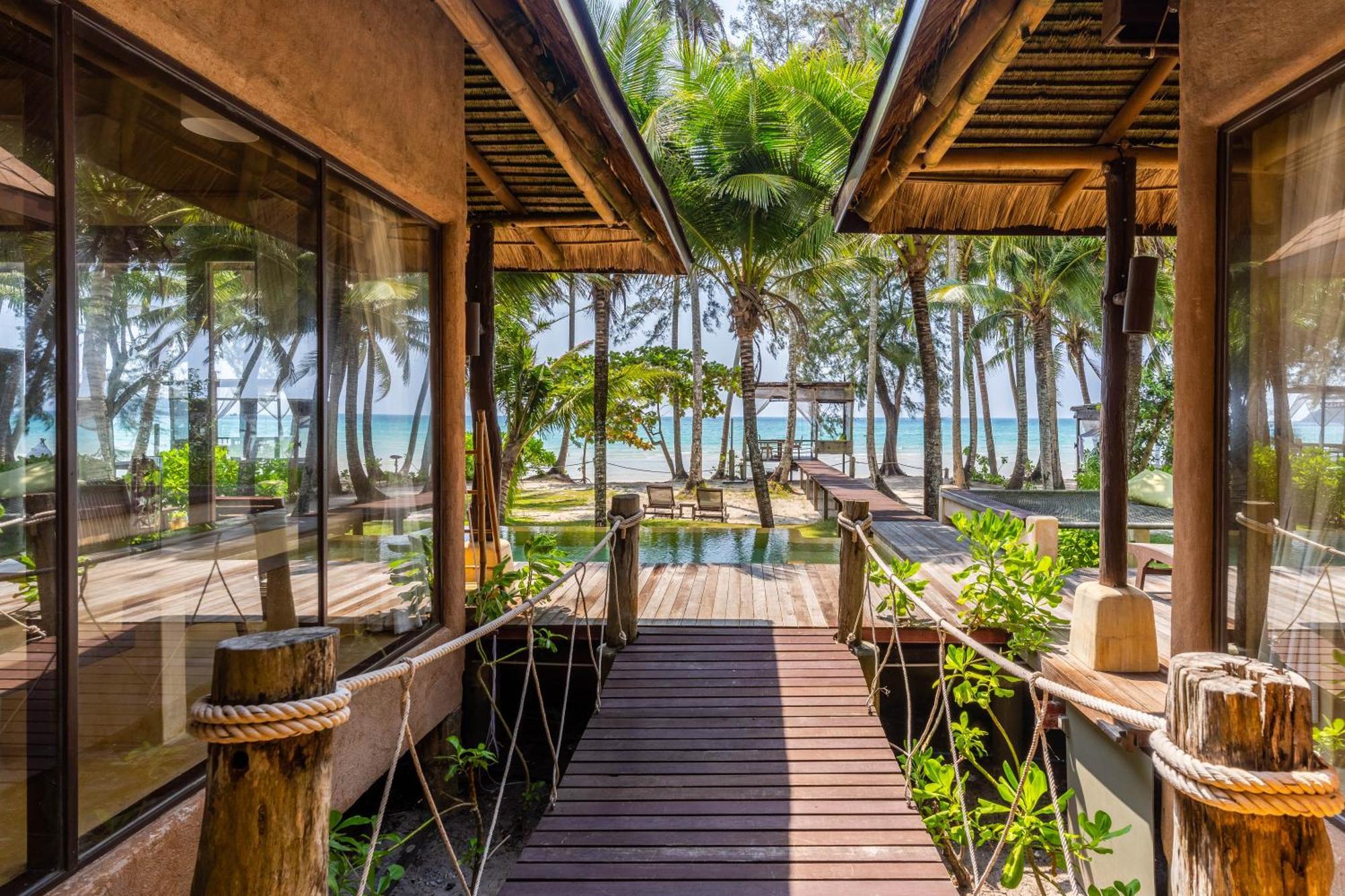 Beachfront Suite Pool Villa