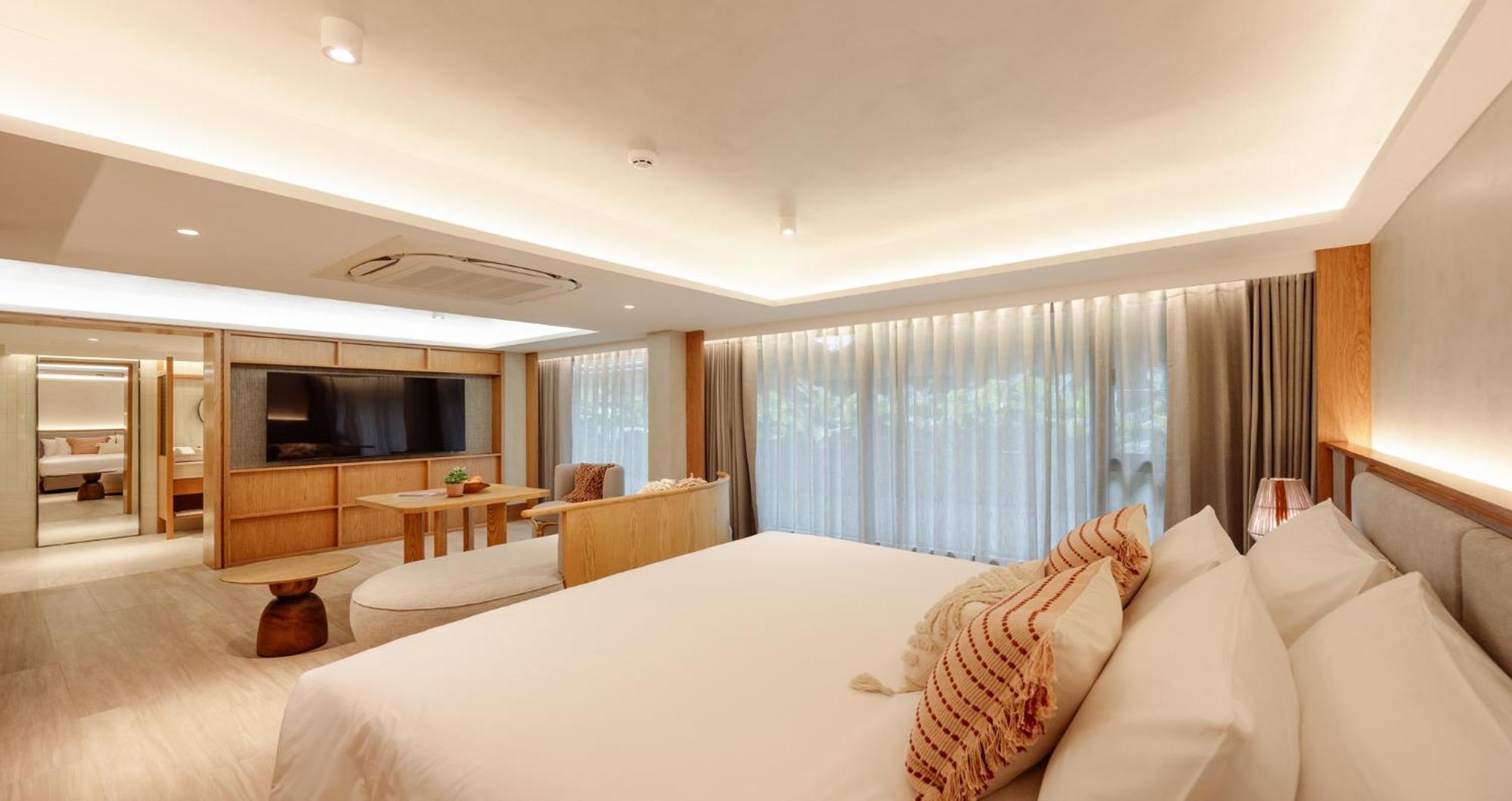 Premier Plus King with Bathtub,1567288061:JPEG