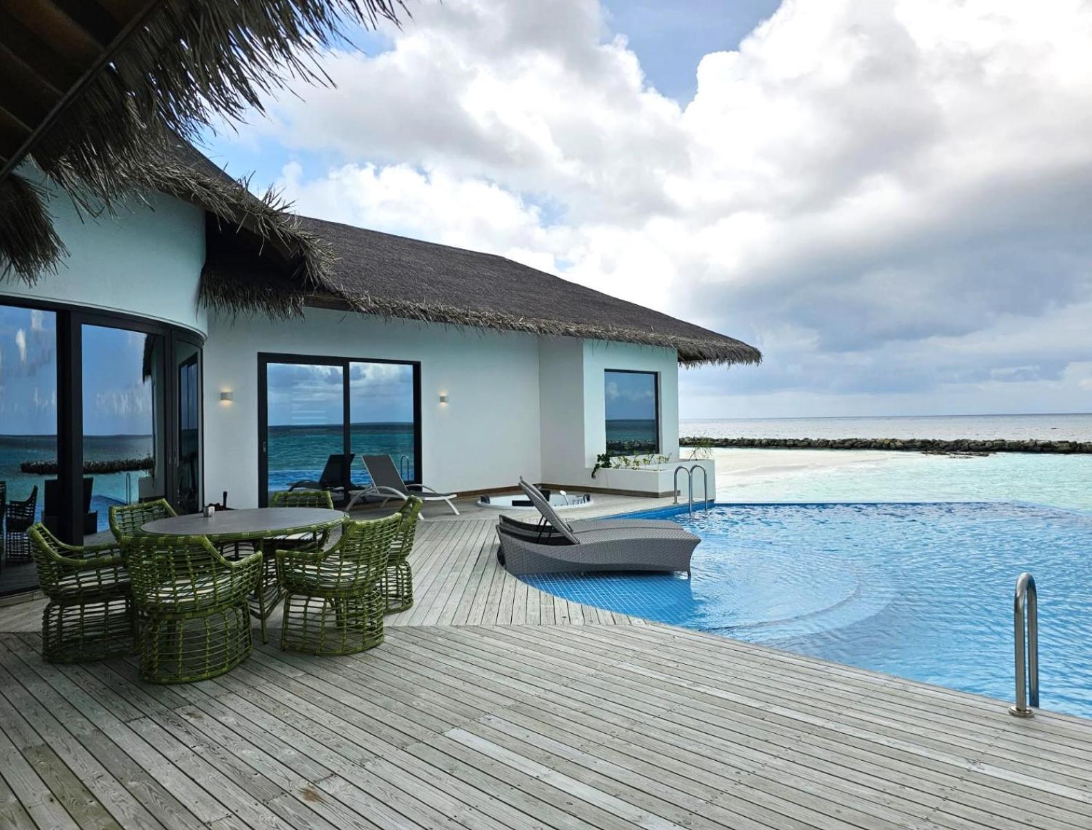 Villa sulla Spiaggia con 2 Camere da Letto, Piscina Privata e Vasca Idromassaggio