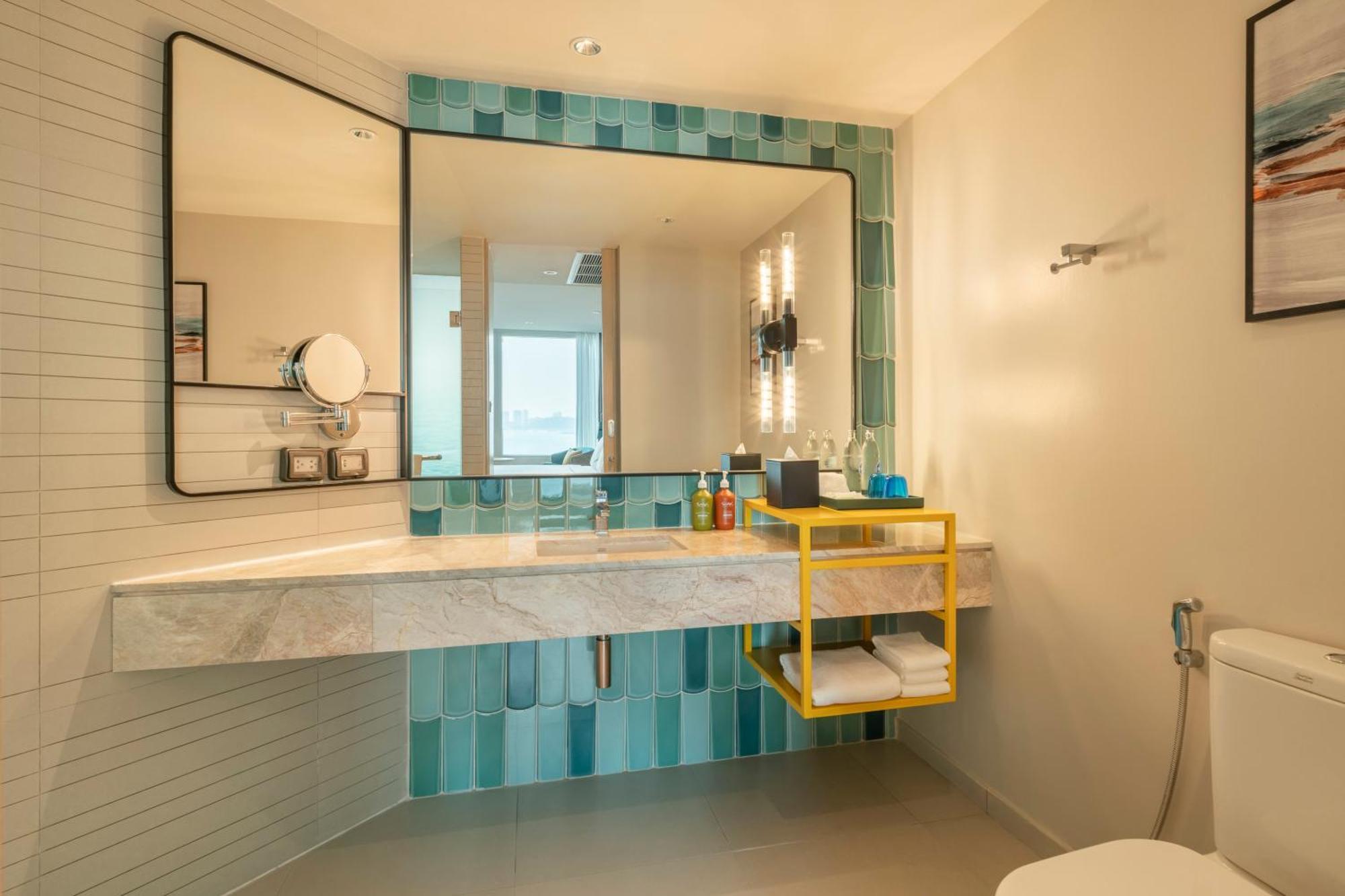 Standard King Room with Pattaya Beach view and Bay Tower,1587501596:JPEG