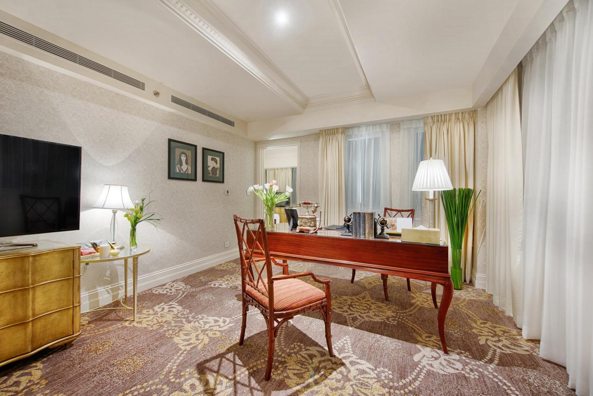 Junior Suite - Gallery 1 King Bed