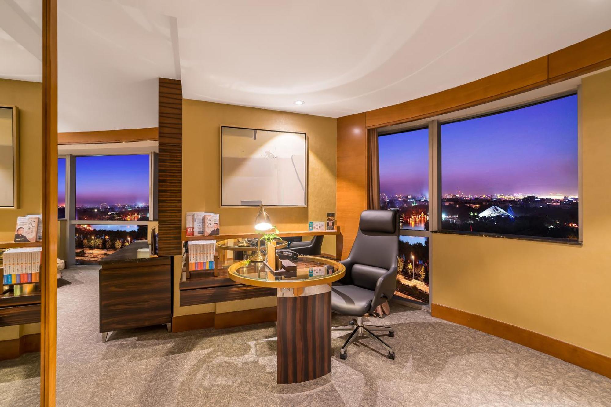 Executive Suite,1591235187:JPEG