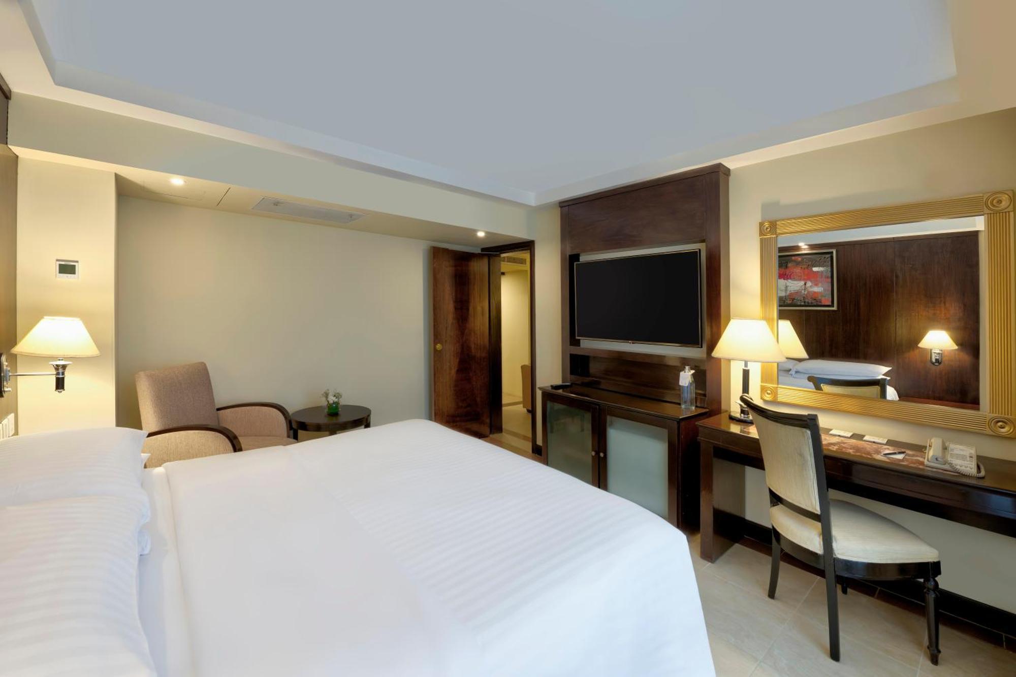 Executive Suite, Executive Lounge Access, Suite, 1 King,1600233197:JPEG