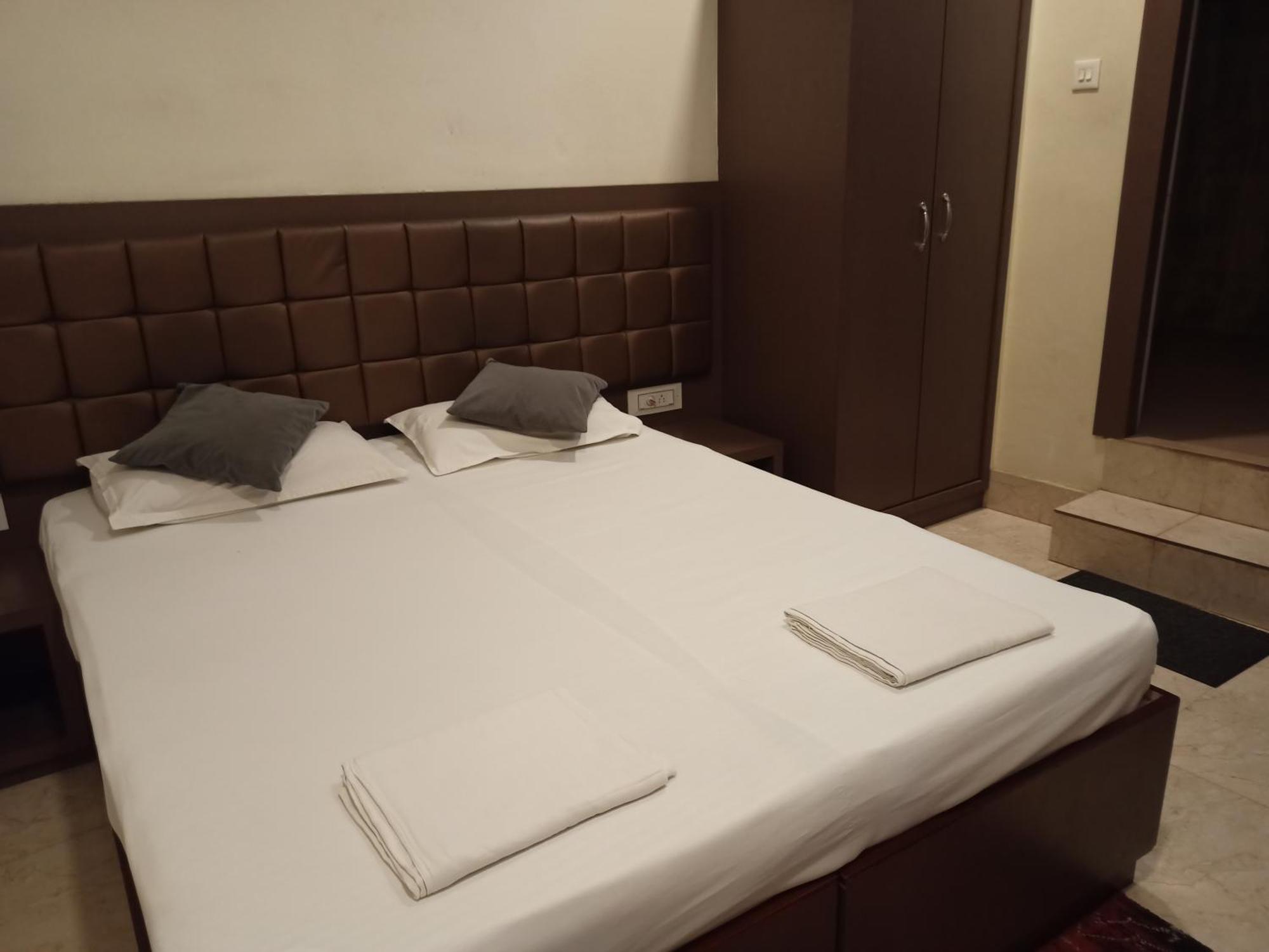 Deluxe Double Room (Includes Ganga Aarti and Darshan assistance to Kashi Vishwanath Temple),1600588488:JPEG