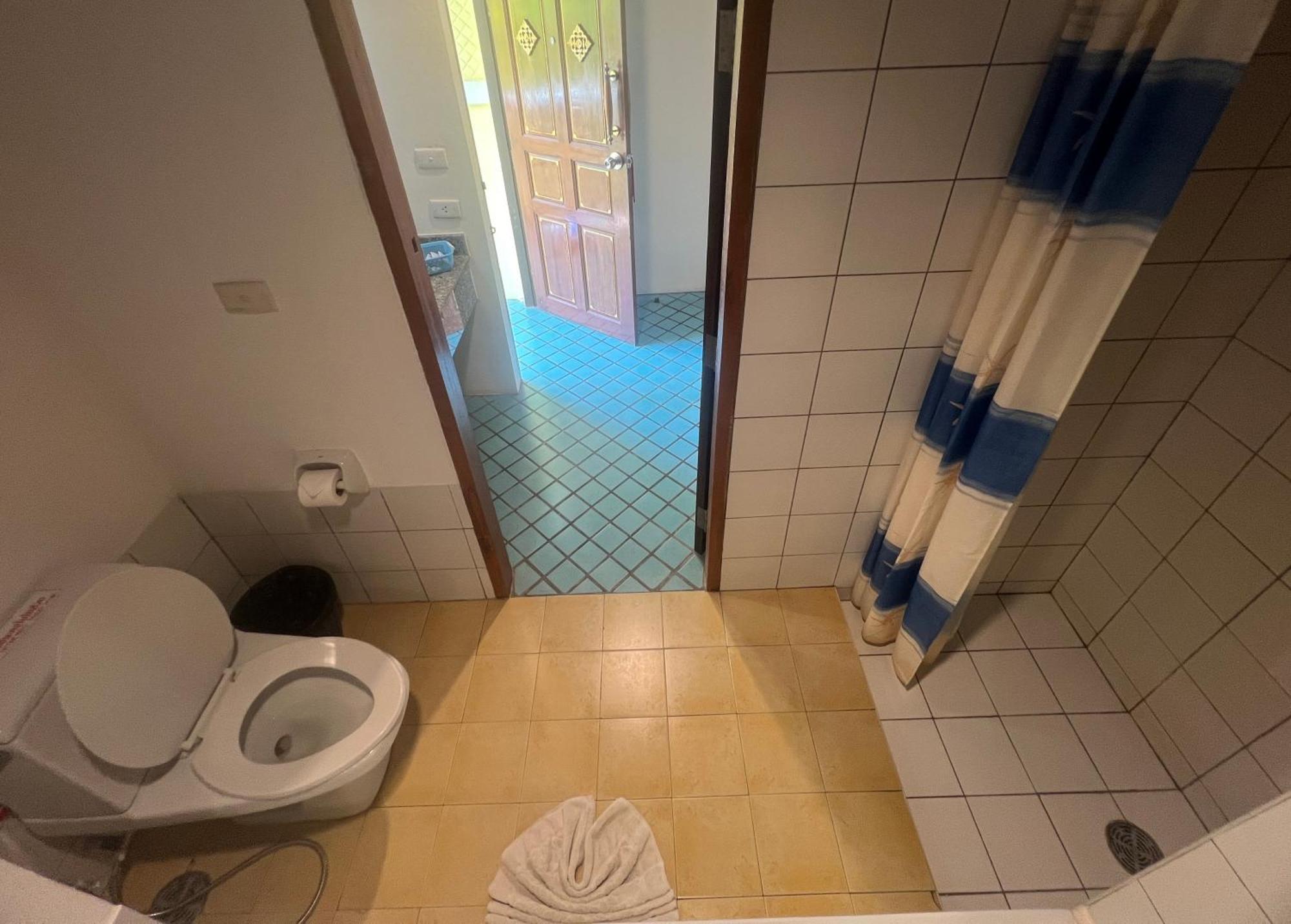 Camera Superior Doppia con Letti Singoli e Vista sulla Piscina