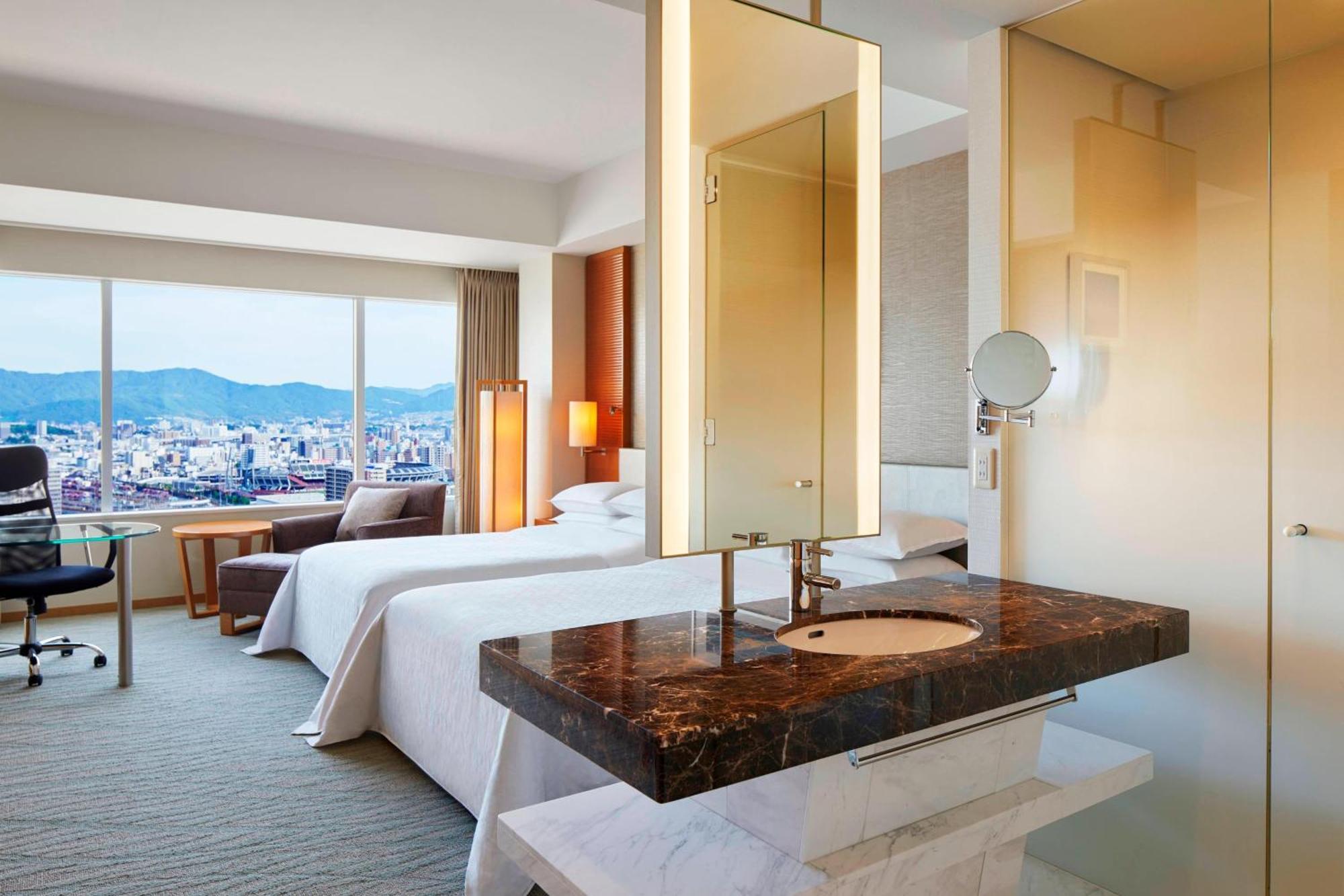 Deluxe Twin Room 2 Double City View