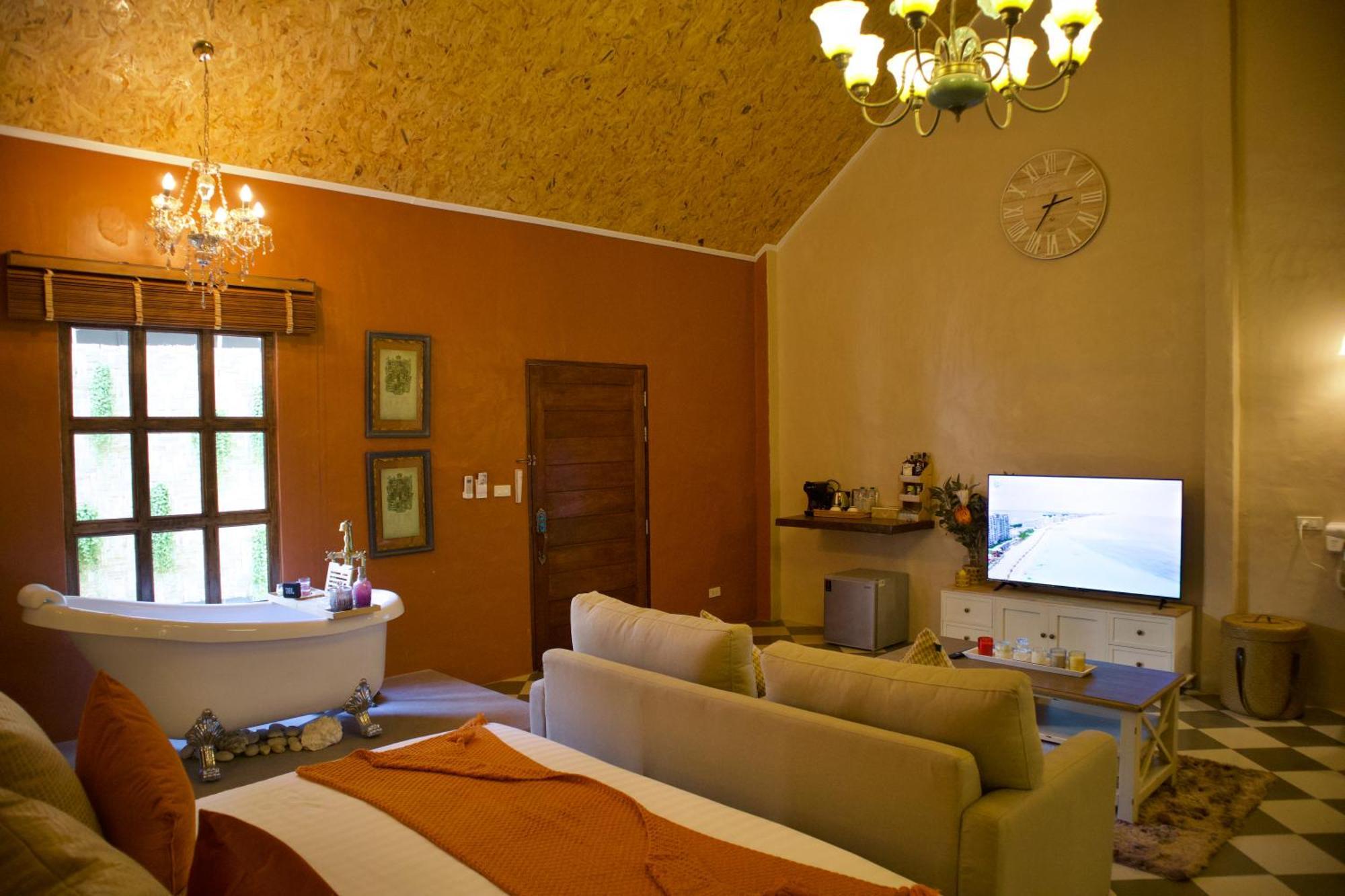 Honeymoon Suite with Bathtub,1609314780:JPEG