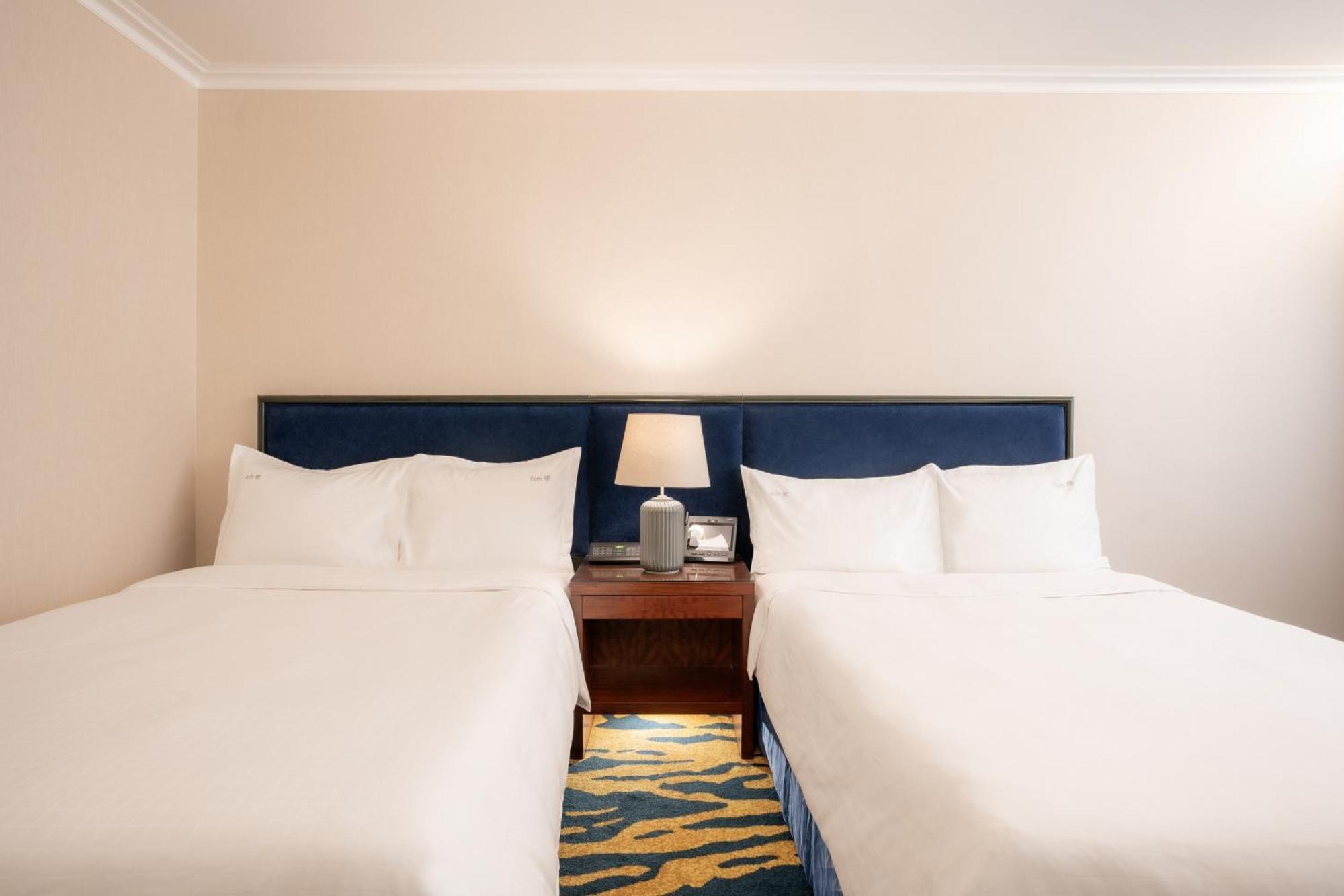 Quarto Duplo Premium com 2 Camas de Casal.