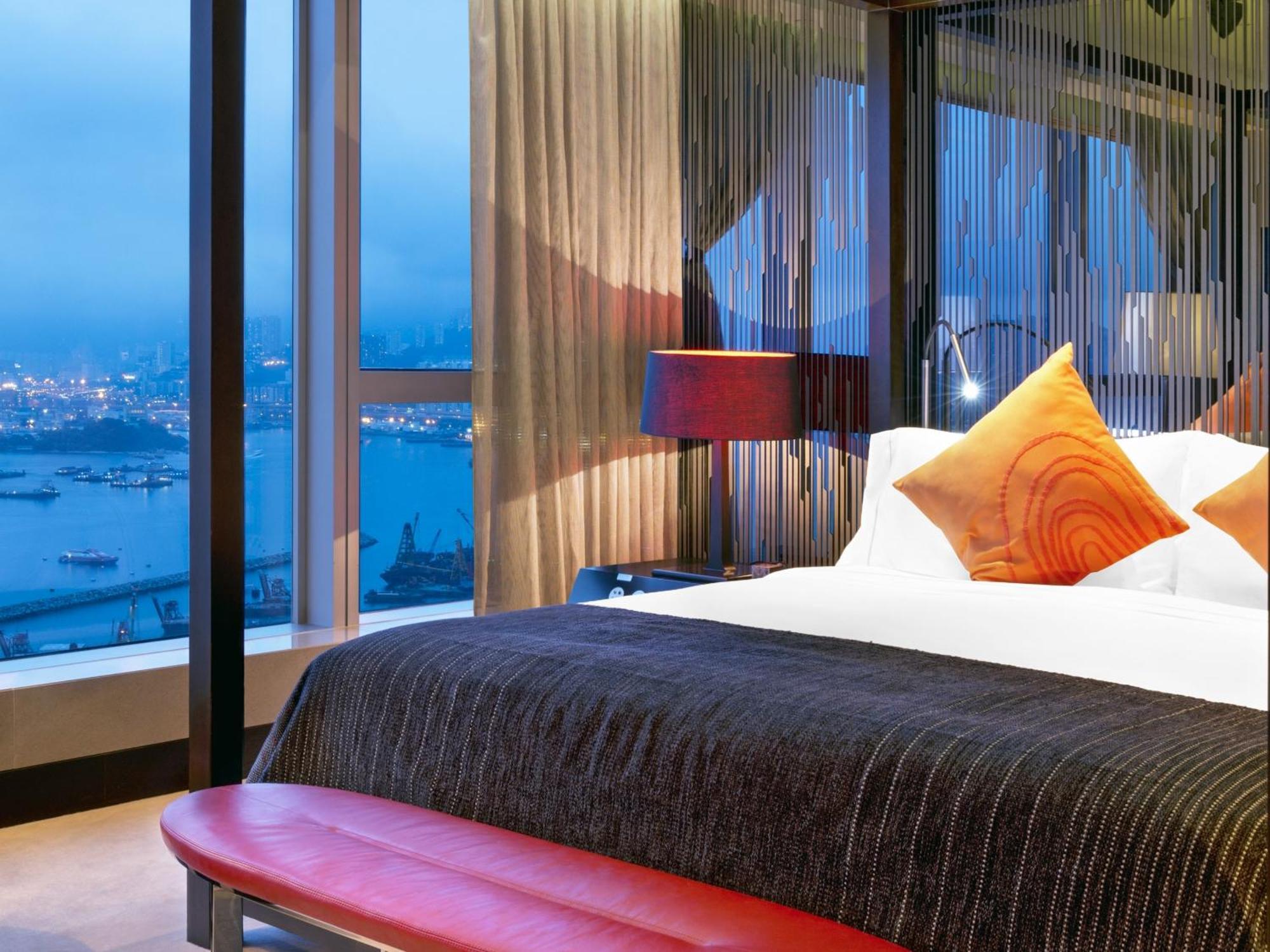 WOW Suite met kingsize bed en uitzicht op de skyline