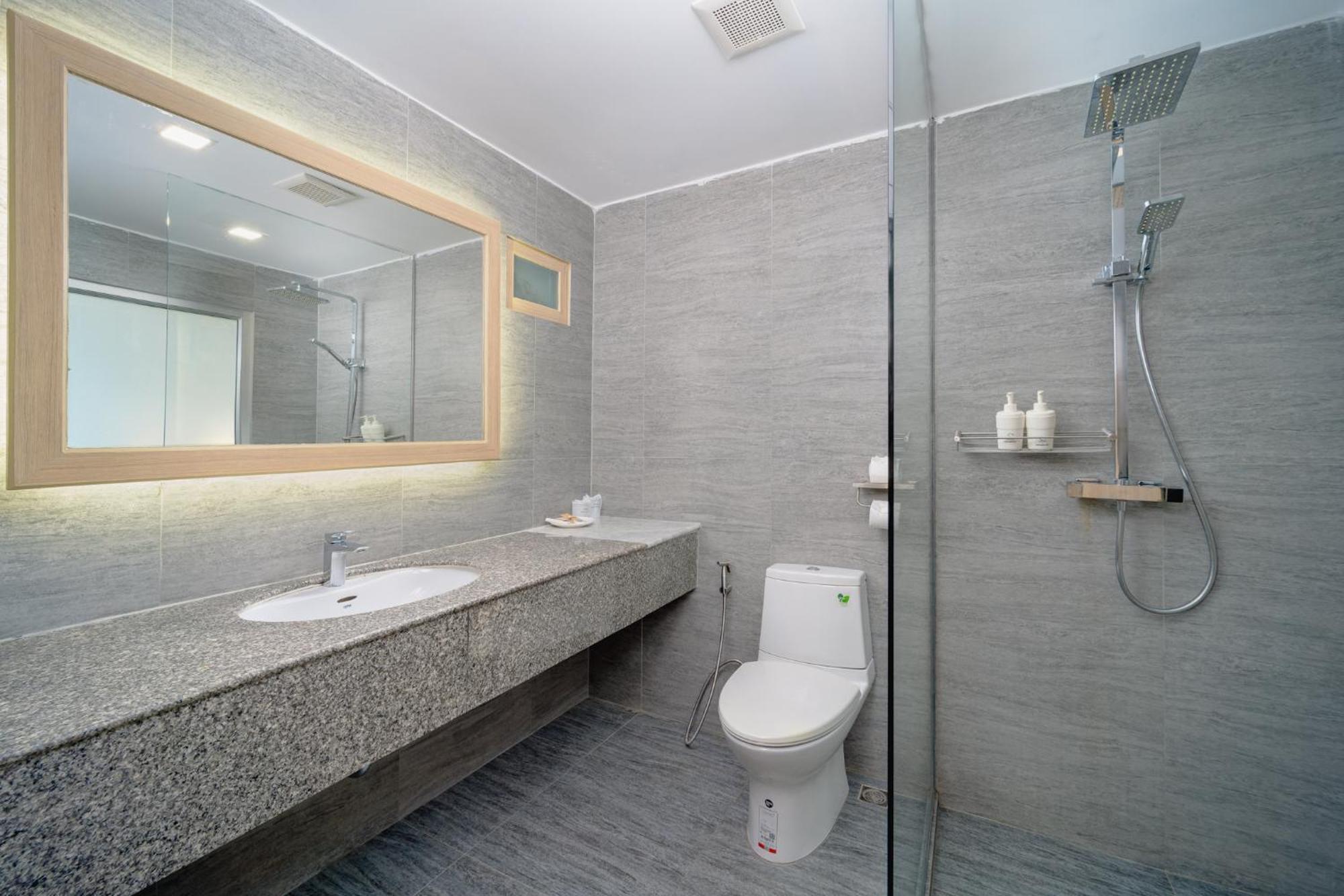 Habitación Triple Grand Deluxe con balcón