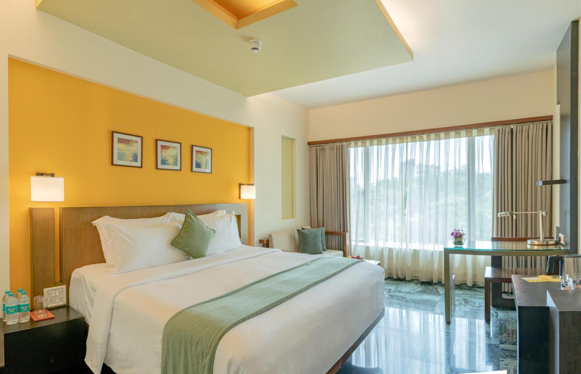 Mirable Large 250 Sqft Room on Buffet Lunch on Laundry & Airport Pick-up,1618823874:JPEG