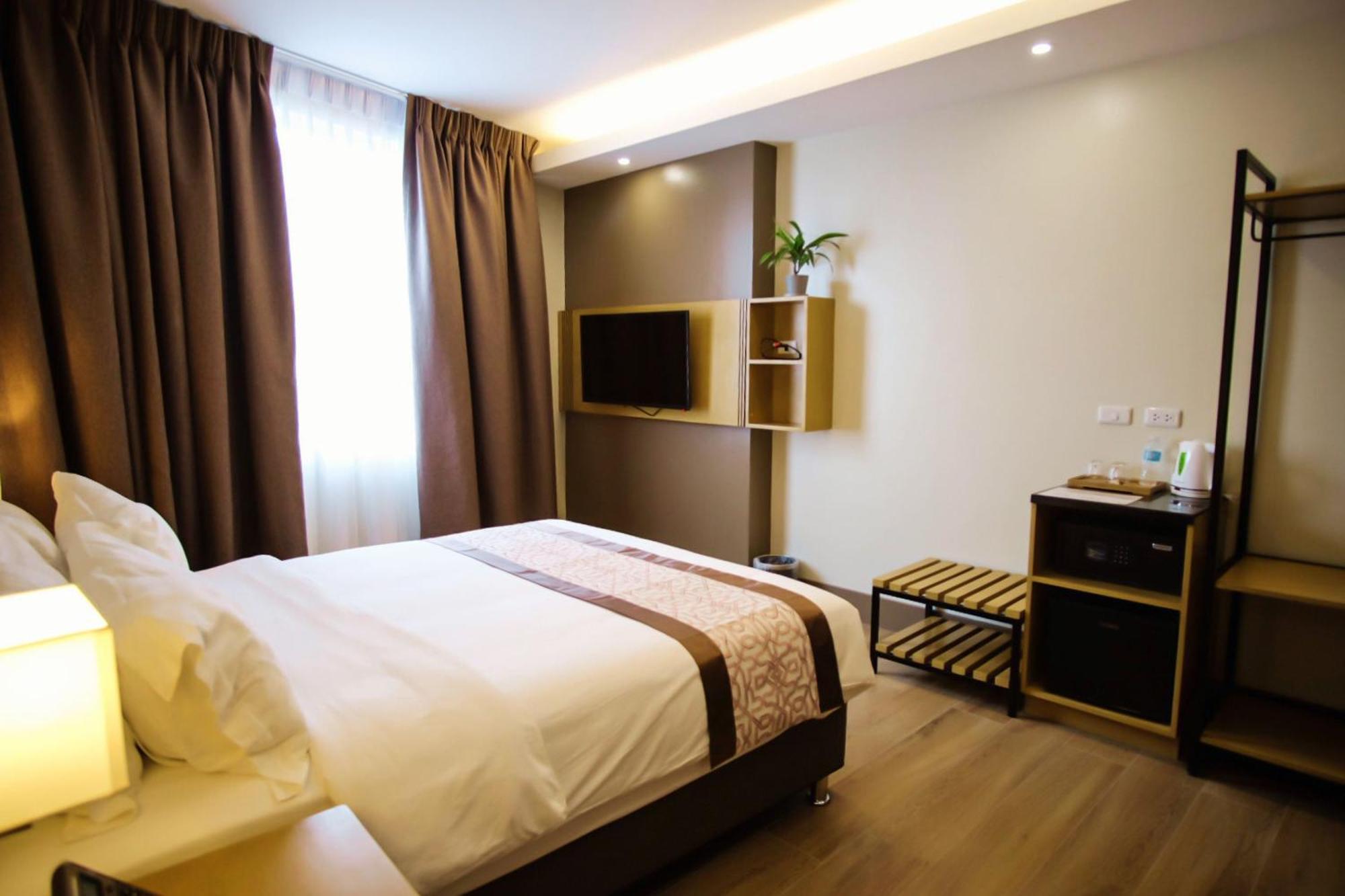 Deluxe Queen Room