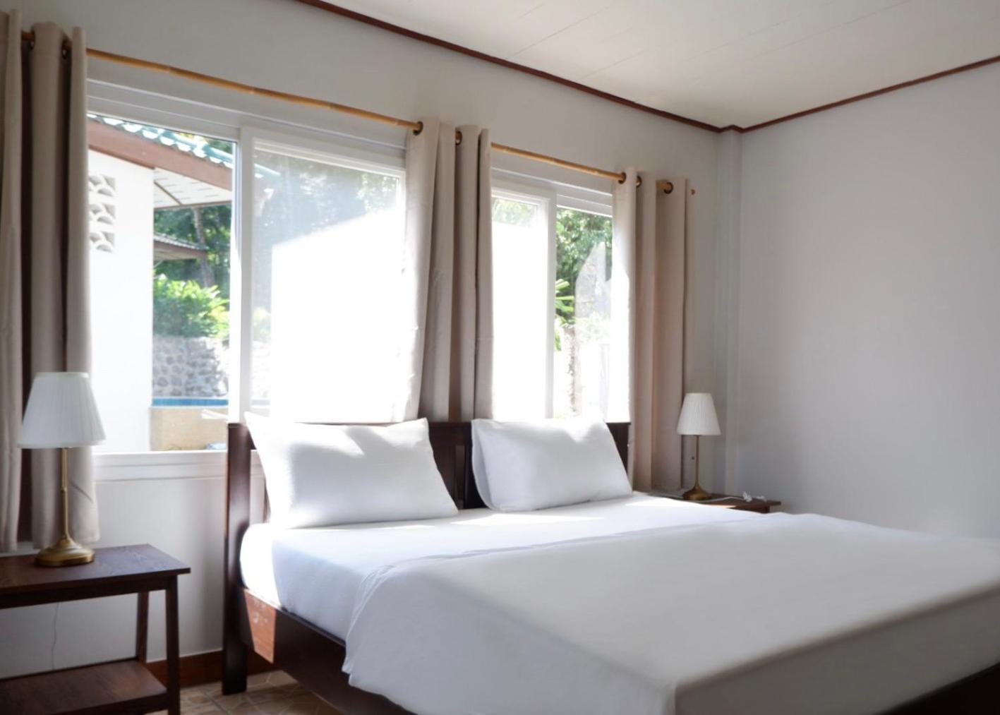 Zimmer mit Kingsize-Bett und Meerblick