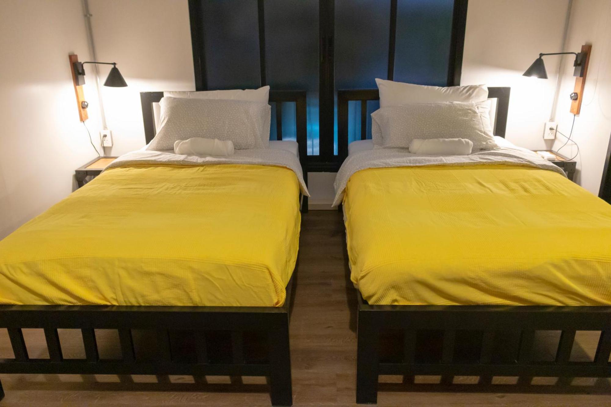 Quarto com 2 Camas de Solteiro e Varanda