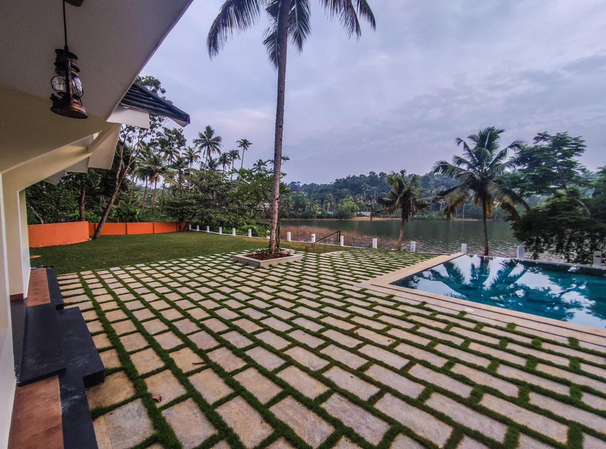 Lakeview Family Cottage with Private Pool