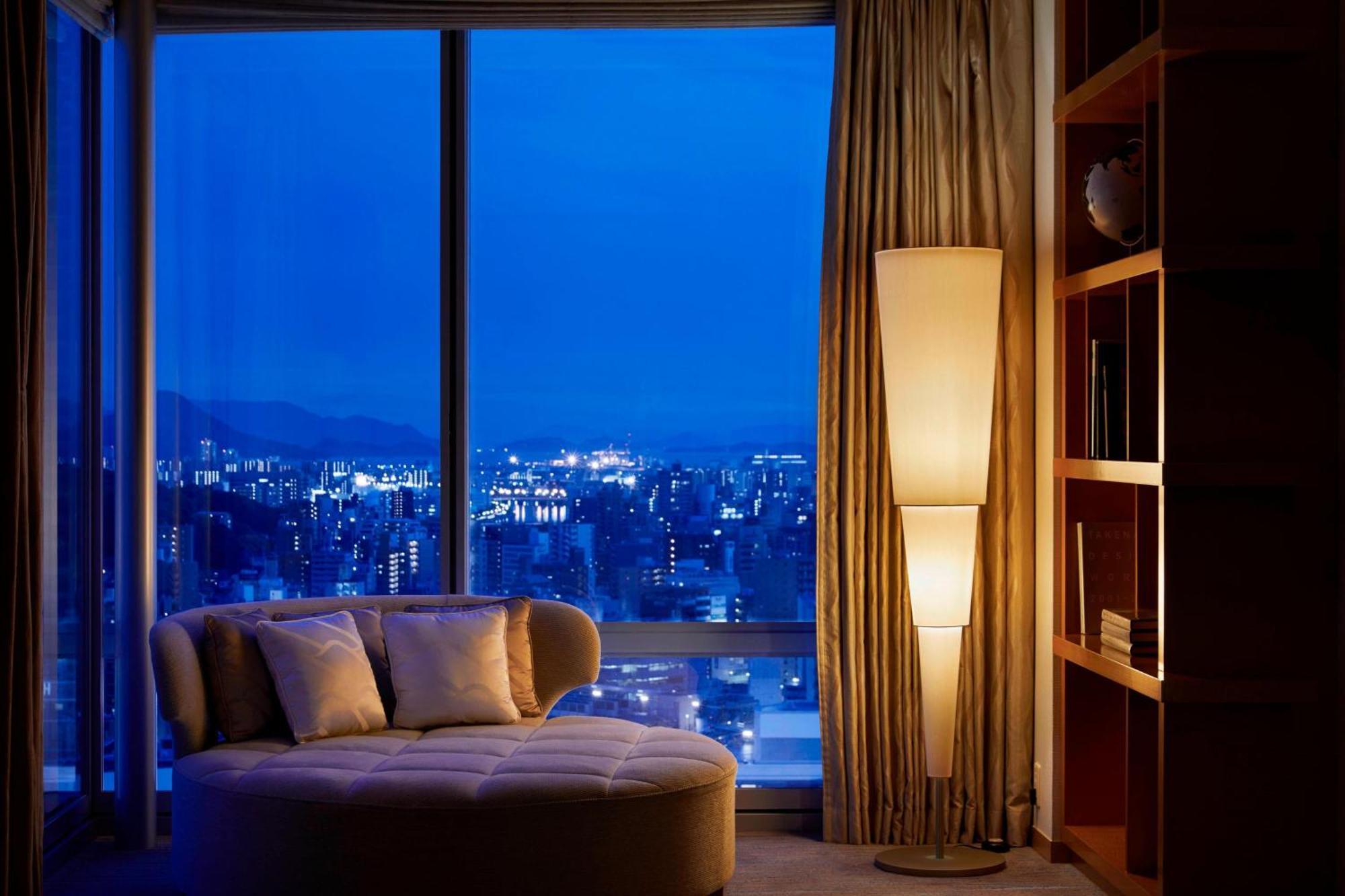 Club Corner Suite Room 2 Queen City View