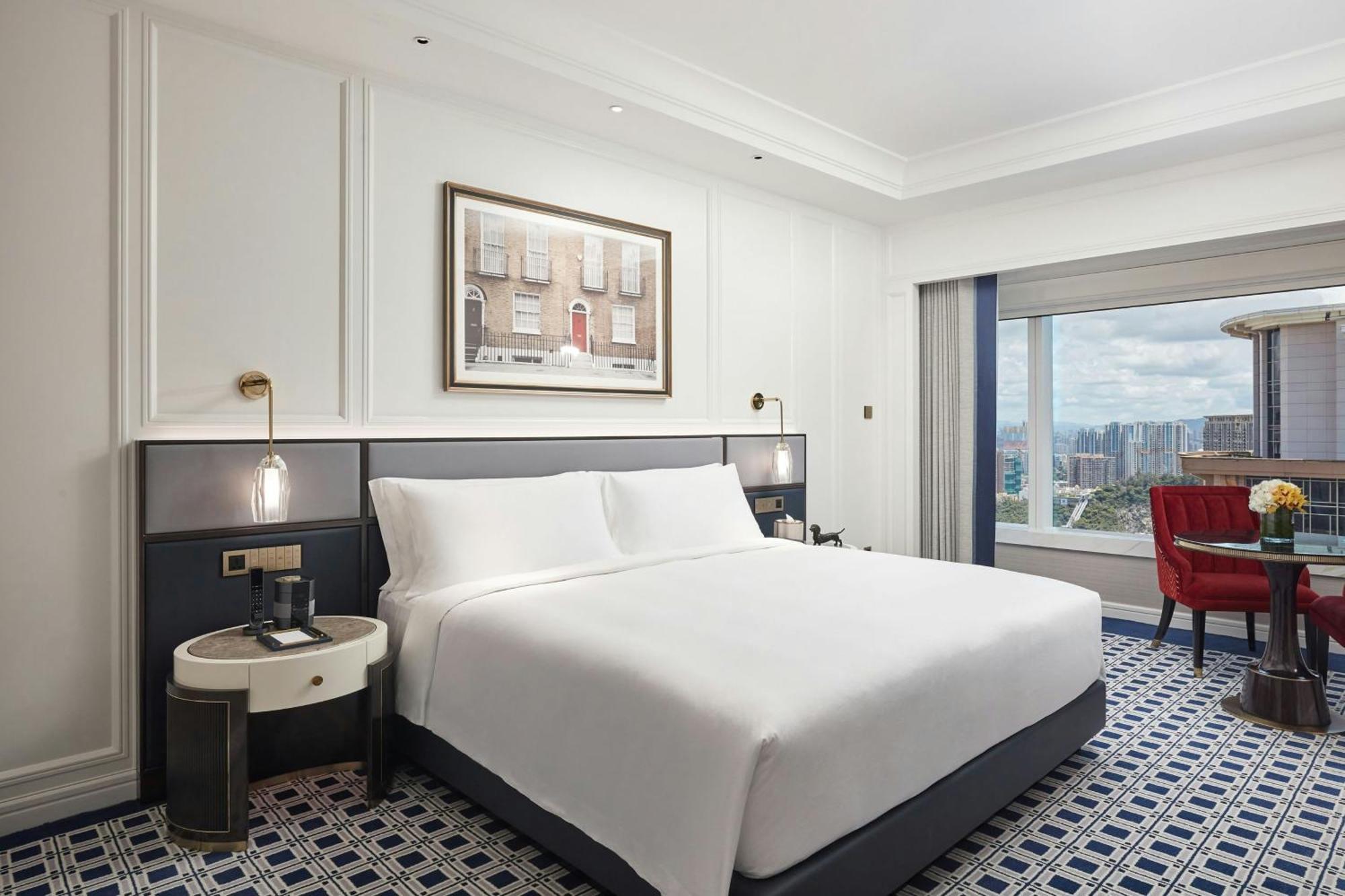 Deluxe King Room Bond Tower