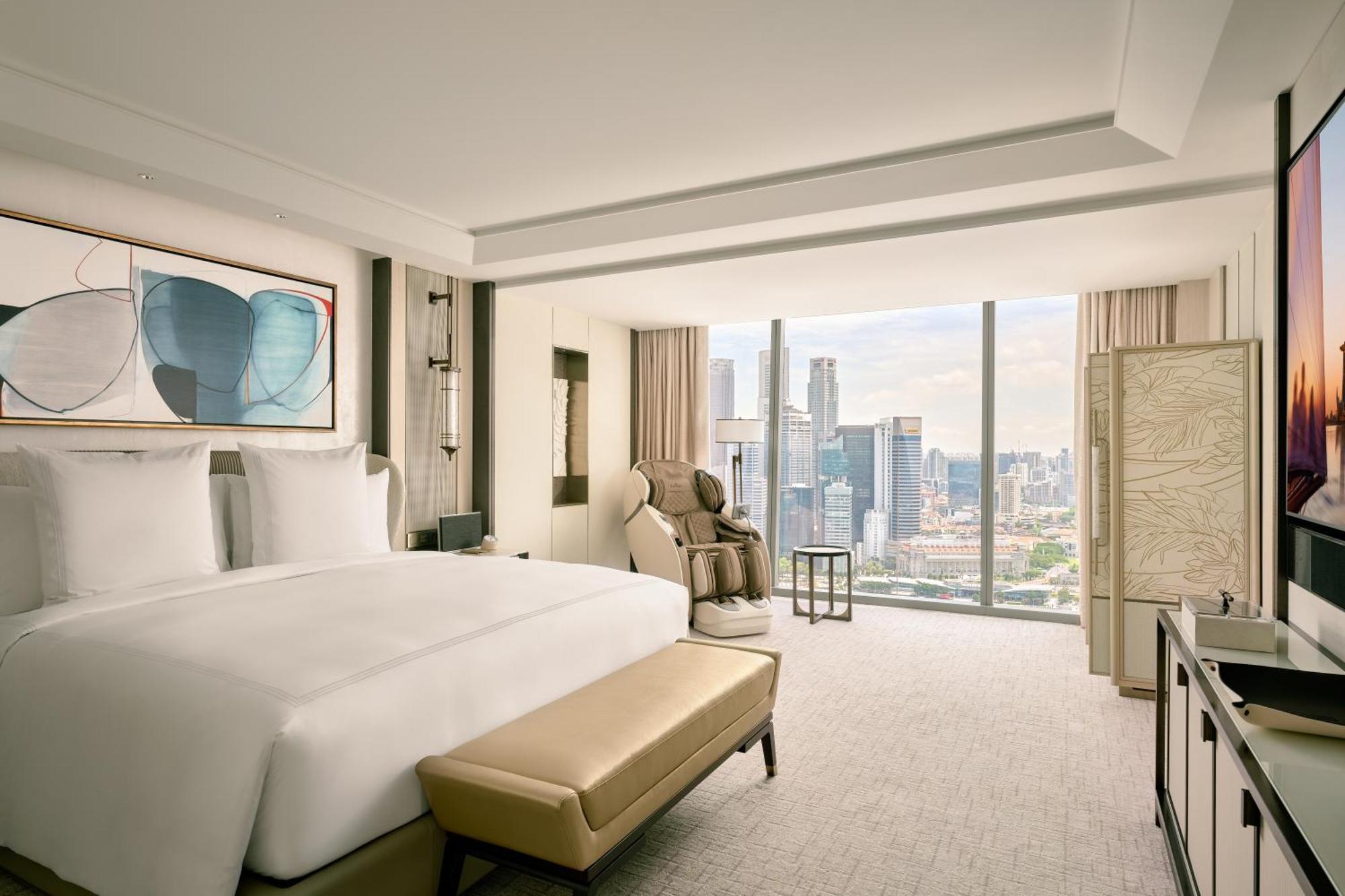 Suíte Paiza Signature com cama king size e vista da cidade