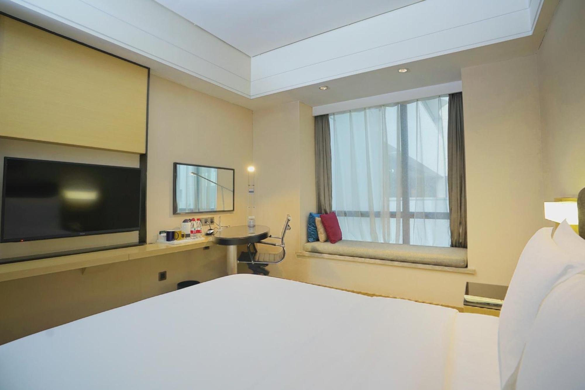 Queen Room with Atrium View,1662994525:JPEG