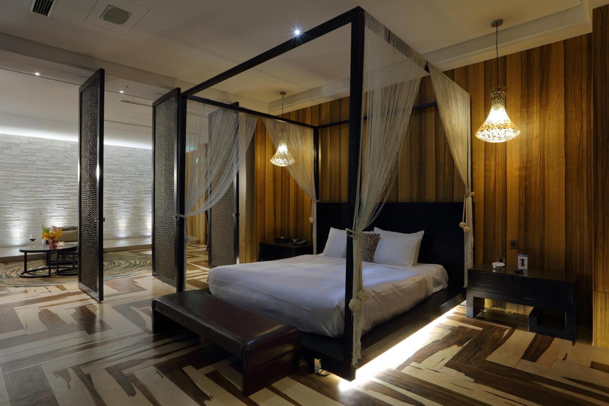 Deluxe Suite Check after 1800