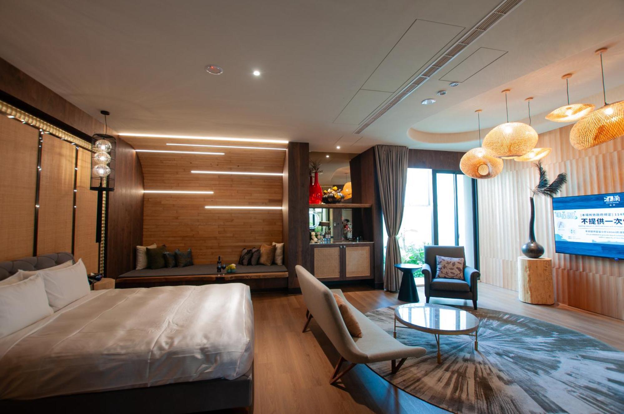 Deluxe Suite Check after 1800