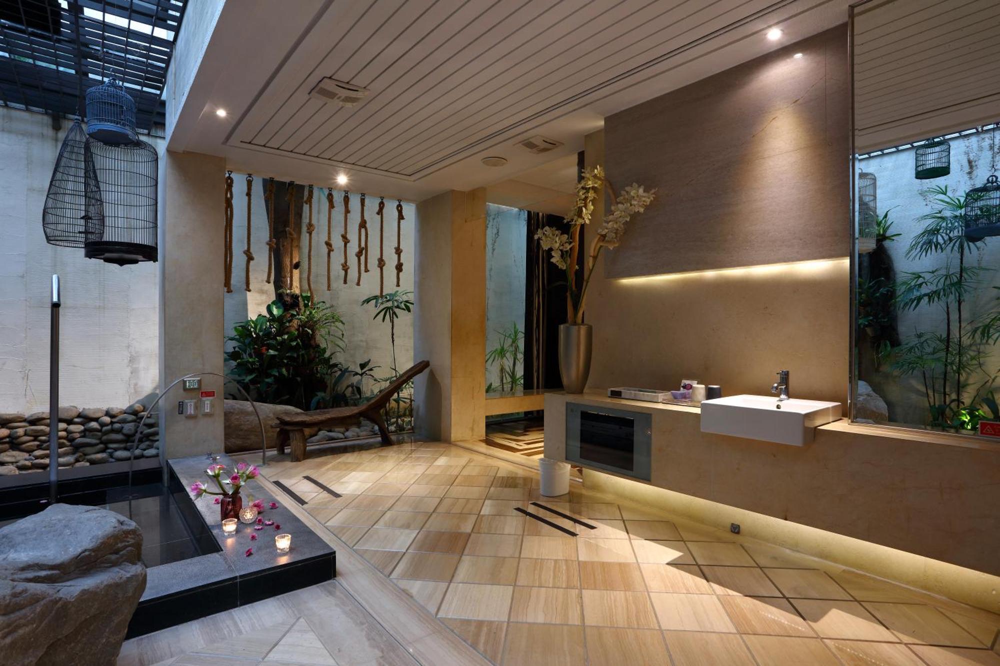 Deluxe Suite Check after 1800